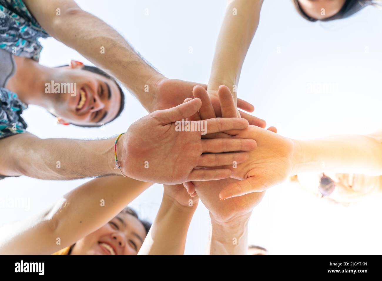 Lavoro di squadra, concetto di unità, gruppo di amici hanno messo le mani insieme. Foto Stock