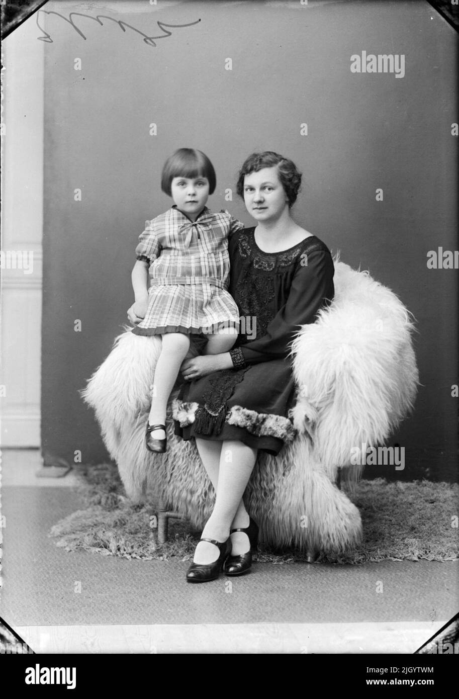 Ragazza e donna, Östhammar, Uppland. Evento storico, nome legato a Objek: Näsman, Foto Stock