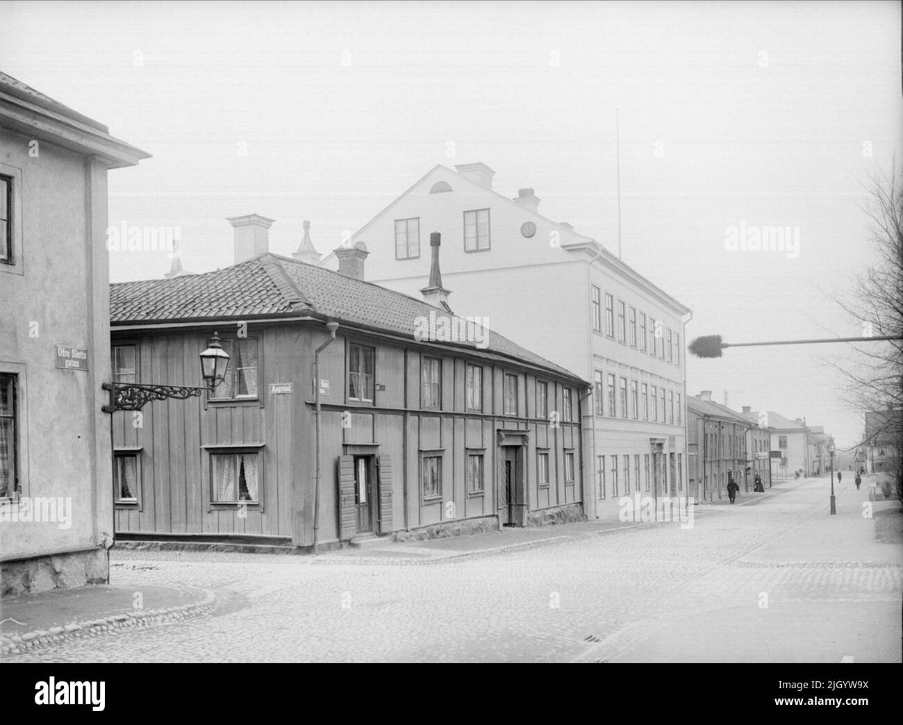 Upper Slottsgatan da Åsgränd, Fjärdingen, Uppsala 1901 - 1902. Övre Slottsgatan a nord-ovest da Åsgränd. Nel quartiere di Kornhuset sulla sinistra si trova una delle poche case borghesi lungo Övre Slottsgatan. La grande casa a tre piani è stata eretta da Carl Åberg, uno dei panettieri di maggior successo della città nella metà del 19th secolo. 'Da Ola EHN & Gunnar Elfström, la fine del secolo Uppsala nelle foto di Dahlgren. Natura e cultura 1977. Foto Stock