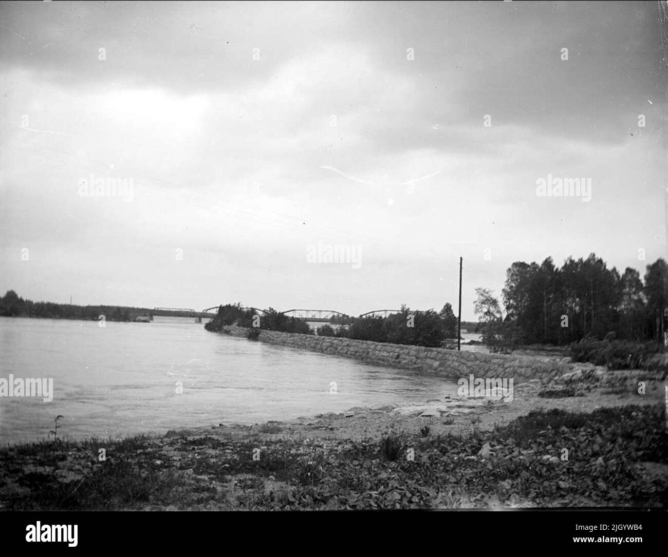 Panorama con Dalälven, mulino di Näs, dalla parrocchia, Dalarna 1915 giugno. Paesaggio Vista con Dalälven, Mulino Näs, dalla parrocchia, Dalarna 1915 giugno Foto Stock