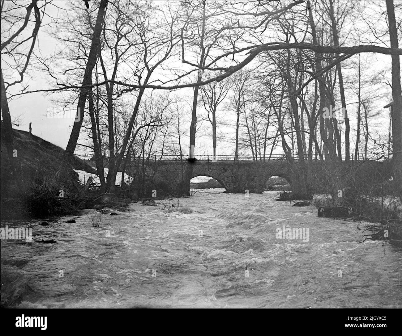 Ponte a volta in pietra su Sävaån a Focksta, parrocchia di Hagby, Uppland Aprile 1916. Pietra volta Ponte sopra Sävaån a Focksta, Hagby Parish, Uppland Aprile 1916 Foto Stock