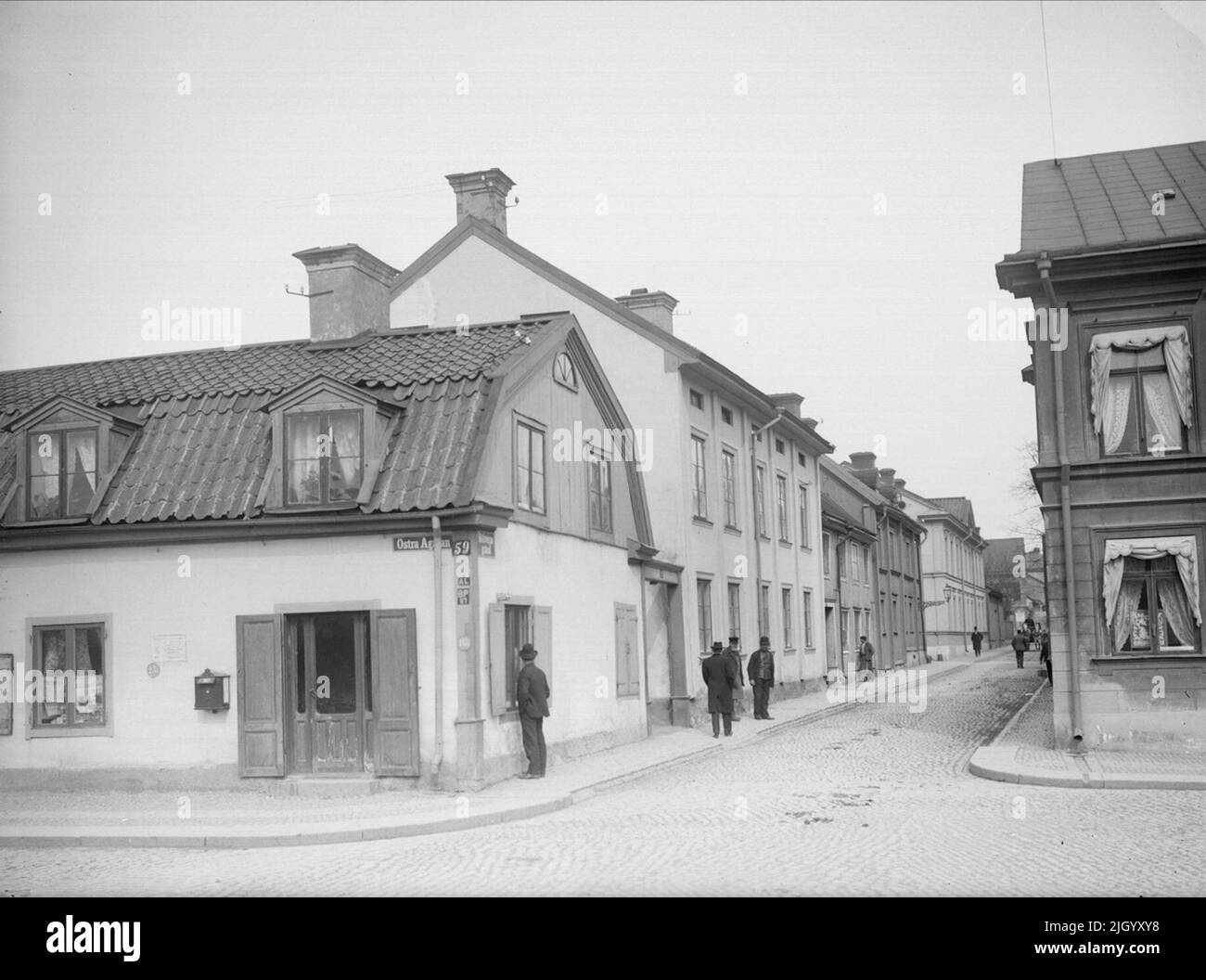 Il vicolo del castoro verso il nord-est di Östra Ågatan, Uppsala 1901 - 1902. Bävernsgränd verso il nord-est di Östra Ågatan. All'angolo del vicolo di Östra Ågatan e di Bävern, a sinistra si trova il vecchio pub comunemente chiamato sette inni, noto, tra l'altro, attraverso il Gluntar di Gunnar Wennerberg. Si parla del famigerato pub al Ponte islandese con le sette brutte estensioni e la sua natura diabolica sotto il tetto. Le sette coppe del tetto che la casa aveva verso Östra Ågatan hanno causato una discussione già quando sono state aggiunte nel 1816. La città fiscale considerato, ad esempio, questo Foto Stock