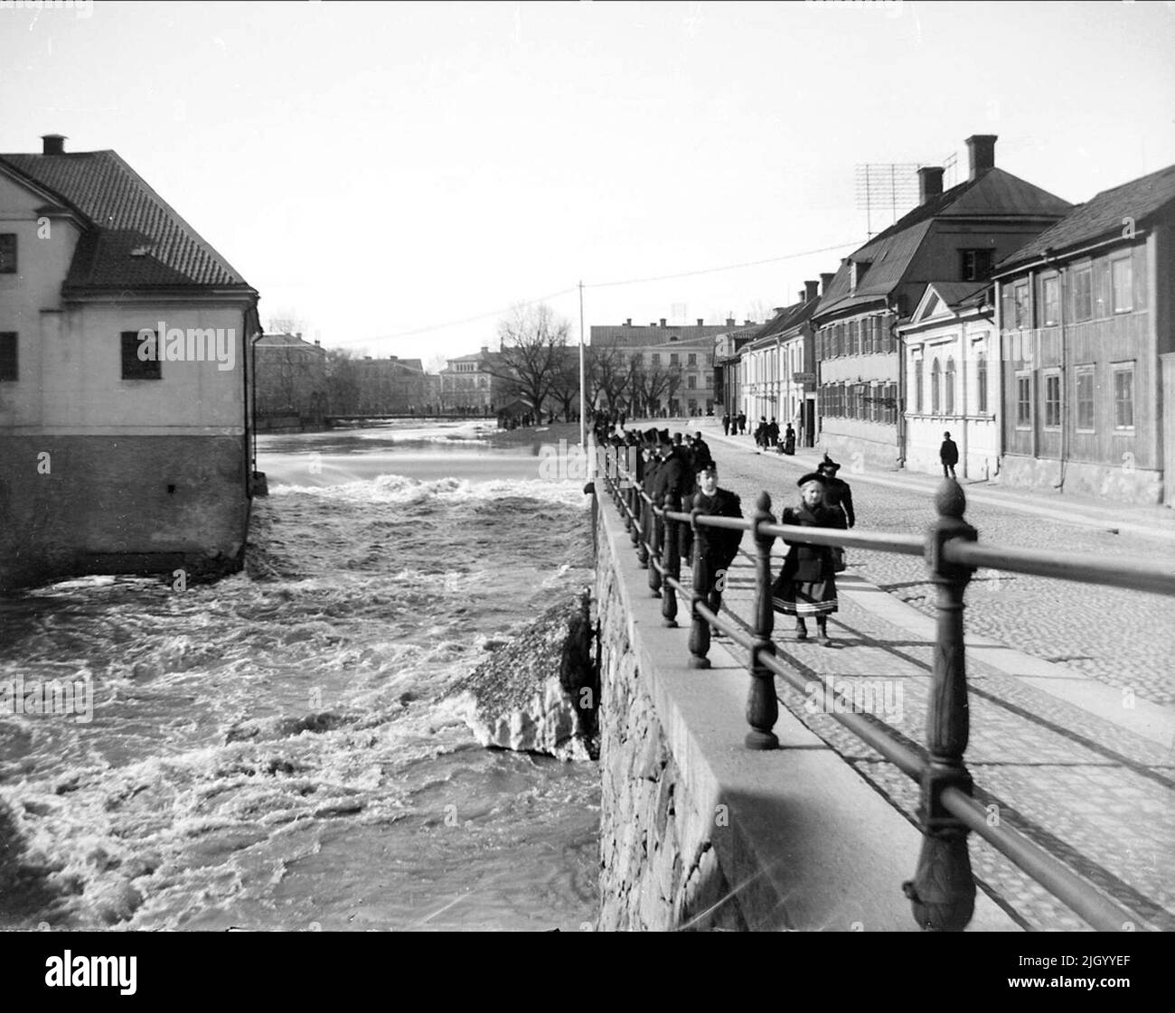 Östra Ågatan, Fyrisån e Akademikvarnen, Uppsala nel 1900. Östra Ågatan, Fyrisån e Akademikvarnen, Uppsala nel 1900 Foto Stock