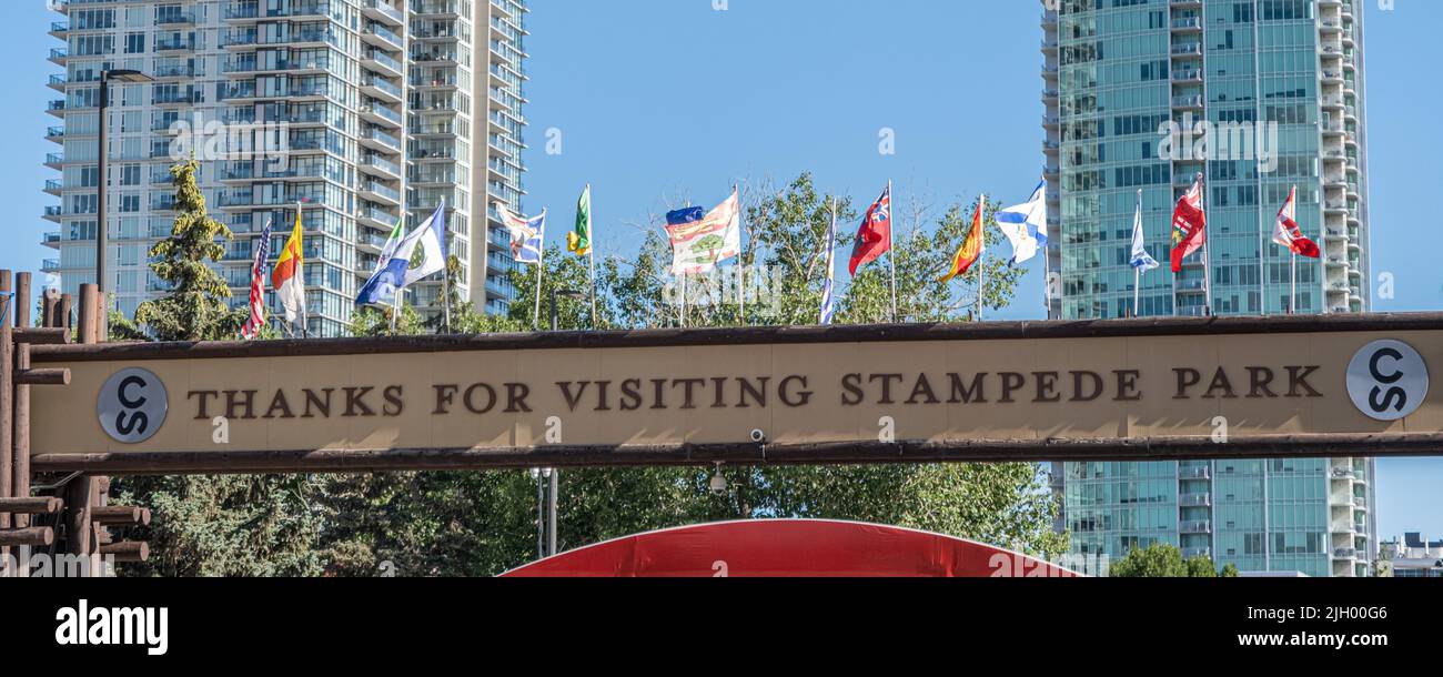 13 luglio 2022 - Calgary, Alberta Canada - Bandiere all'ingresso della calgary Stampede Foto Stock