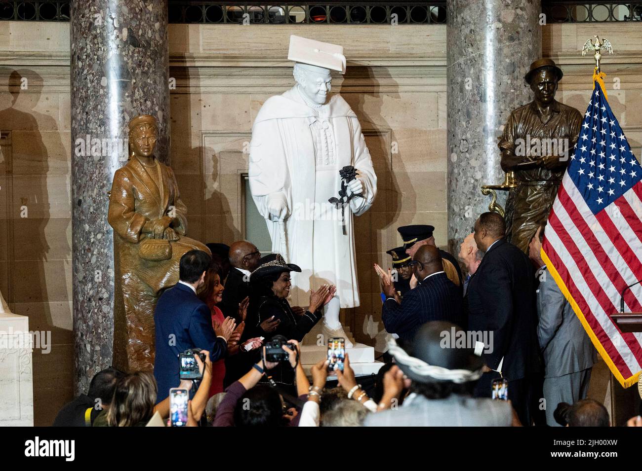 13 luglio 2022, Washington, District of Columbia, USA: Una statua del pioniere dei diritti civili Mary McLeod Bethune ha ufficialmente sostituito una statua di un generale confederato nella Statuary Hall del Campidoglio degli Stati Uniti. Bethune ha fatto la storia come la prima persona nera ad avere una statua commissionata dallo stato nella Statuary Hall, che presenta due statue da ogni stato. (Credit Image: © Michael Brochstein/ZUMA Press Wire) Foto Stock