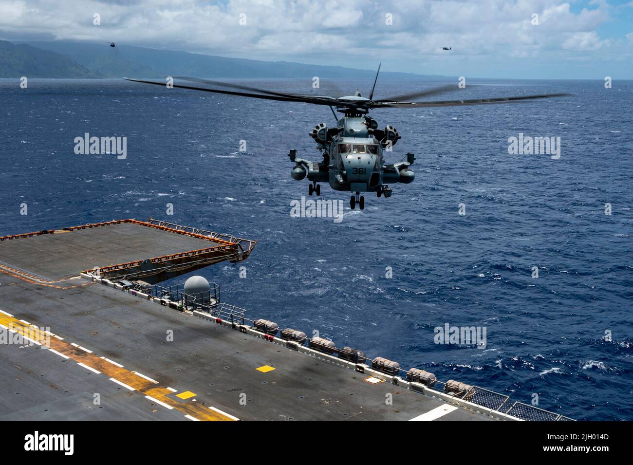 OCEANO PACIFICO (11 luglio 2022) Un CH-53E Super Stallion, attaccato al Marine Heavy Helicopter Squadron (HMH) 462, atterra sul ponte di volo della nave d'assalto anfibio di classe Wasp USS Essex (LHD 2) durante il Rim of the Pacific (RIMPAC) 2022. Ventisei nazioni, 38 navi, quattro sottomarini, più di 170 aerei e 25.000 persone partecipano a RIMPAC dal 29 giugno al 4 agosto nelle isole Hawaiane e nella California meridionale. Il più grande esercizio marittimo internazionale del mondo, RIMPAC offre un'opportunità di formazione unica, promuovendo e sostenendo le relazioni di cooperazione tra par Foto Stock