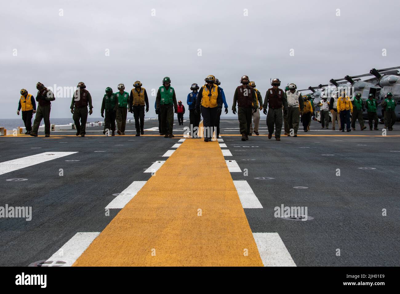 220708-N-EI127-3014 OCEANO PACIFICO (8 luglio 2022) – i marinai conducono la discesa dei detriti di oggetti estranei sul ponte di volo della nave d'assalto anfibio USS Makin Island (LHD 8), luglio 8. I calci di detriti di oggetti estranei vengono condotti prima dell'inizio dei quartieri di volo per garantire la sicurezza dell'equipaggio, dei piloti e dell'aeromobile. Makin Island sta attualmente conducendo operazioni di routine nella flotta USA 3rd. (STATI UNITI Foto della Marina di See Communications Specialist Seaman apprendista Joshua Martinez) Foto Stock