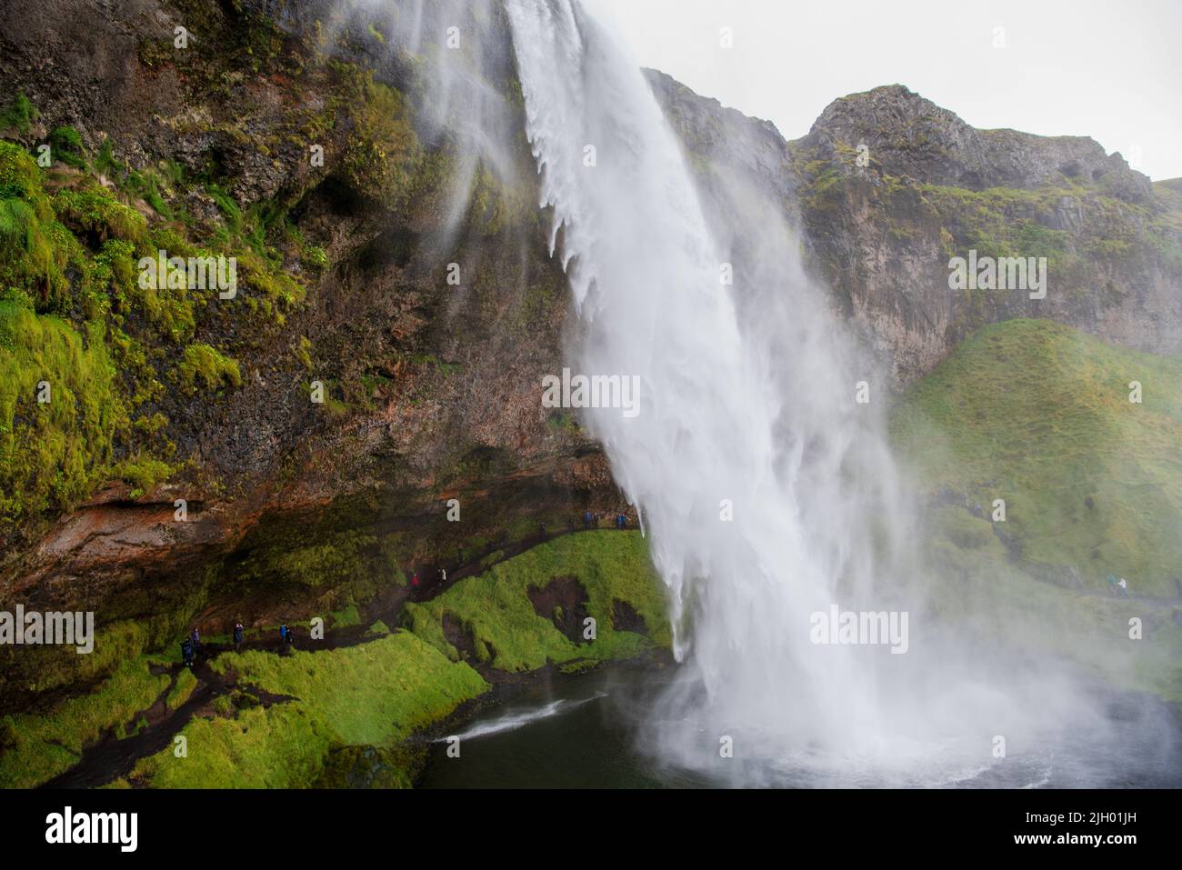 La cascata di Seljalandsfoss lungo la costa meridionale dell’Islanda è alimentata dalla fusione dell’acqua proveniente dal famoso vulcano Eyjafjallajokull, ricoperto da ghiacciai. Questo potente Foto Stock