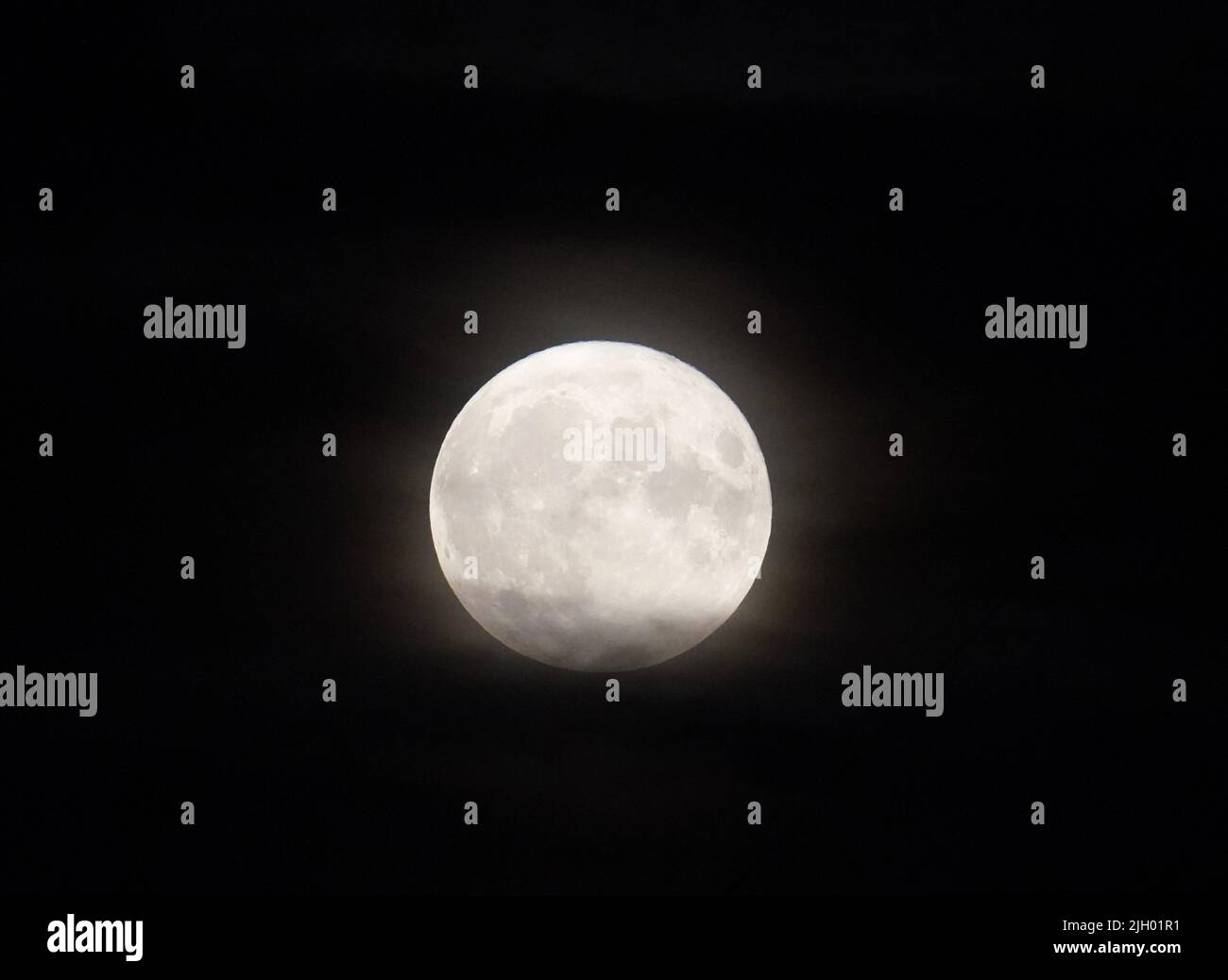 Amburgo, Germania. 13th luglio 2022. La luna piena sorge di sera sul porto di Amburgo. Allo stesso tempo, la luna è vicina alla terra, ed è per questo che appare più grande del solito ed è chiamata una superluna. Credit: Marcus Brandt/dpa/Alamy Live News Foto Stock