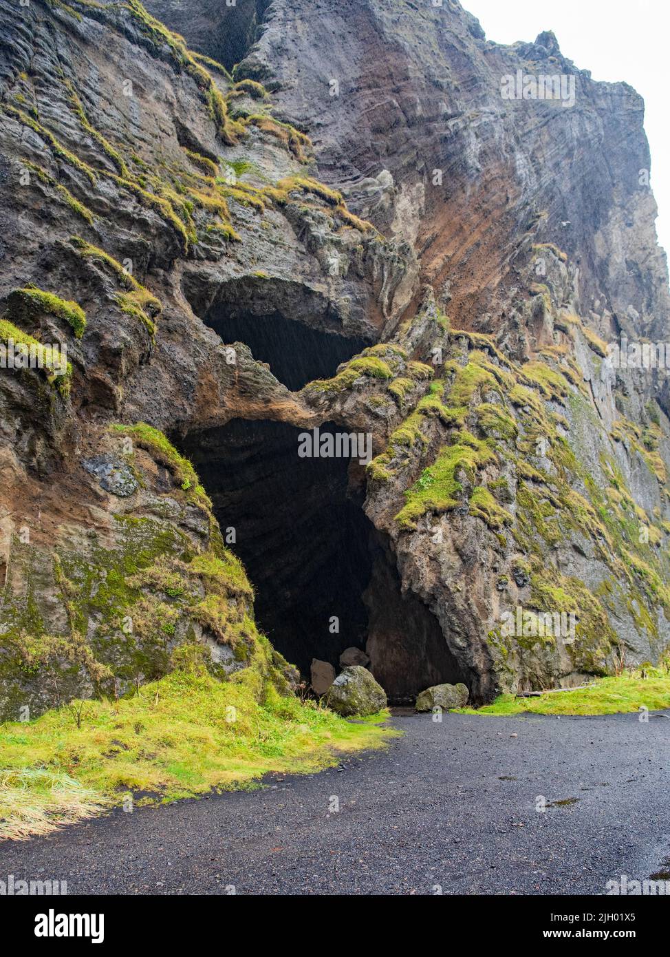 La grotta, che prende il nome da Hjörleifur, il famoso colono della storia dell'Islanda, si trova sulla costa meridionale dell'Islanda. Con vista panoramica sulle colline, Foto Stock