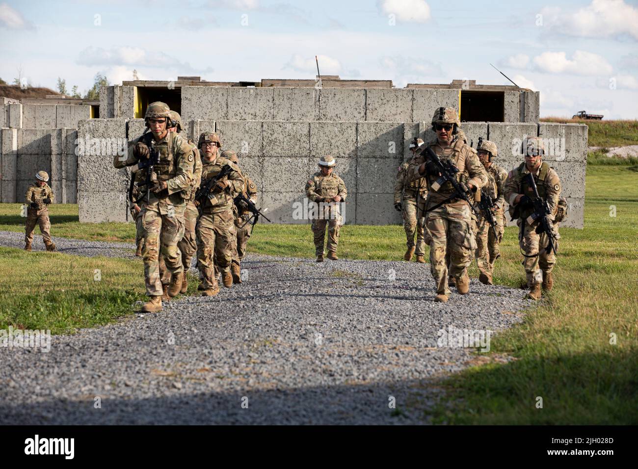 Soldati assegnati a Bravo Company, 2nd Battaglione, 113th reggimento fanteria, 44th squadra di combattimento di Brigata di fanteria, la Guardia Nazionale dell'Esercito del New Jersey conduce un'esercitazione di fuoco vivo il 12 luglio 2022 all'esercitazione esportabile di addestramento di combattimento (XCTC) a Fort Drum, New York. Più di 2.500 soldati partecipano all'evento di addestramento, che consente alle squadre di combattimento delle brigate di raggiungere la preparazione dei platoni addestrati necessaria per dispiegare, combattere e vincere. (STATI UNITI Guardia Nazionale dell'esercito foto di Sgt. Benjamin Martinez) Foto Stock