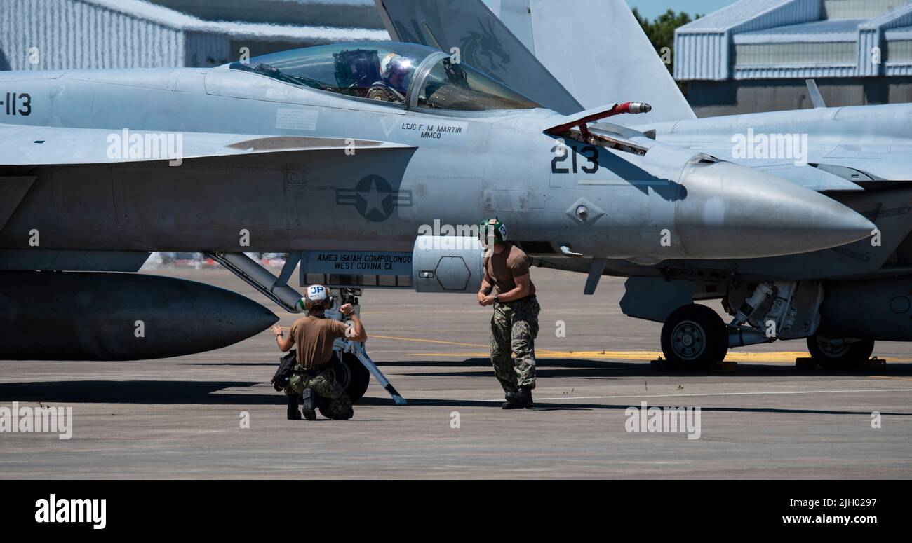 F-18 Super Hornets dal Navy's Strike Fighter Squadron (VFA) 192 'Golden Dragons' basato dalla Naval Air Station Lemoore, California. Preparati per il decollo alla base della Guardia Nazionale aerea di Portland (PANGB), Ore. il 12 luglio 2022. F-15 i piloti Eagle del PANGB 123rd Fighter Squadron partecipano a due settimane di addestramento dissimile di combattimento aereo (DACT) con i Dragoni d'Oro, 11 luglio 22. (STATI UNITI Air National Guard foto di Master Sgt. Segheria Steph) Foto Stock