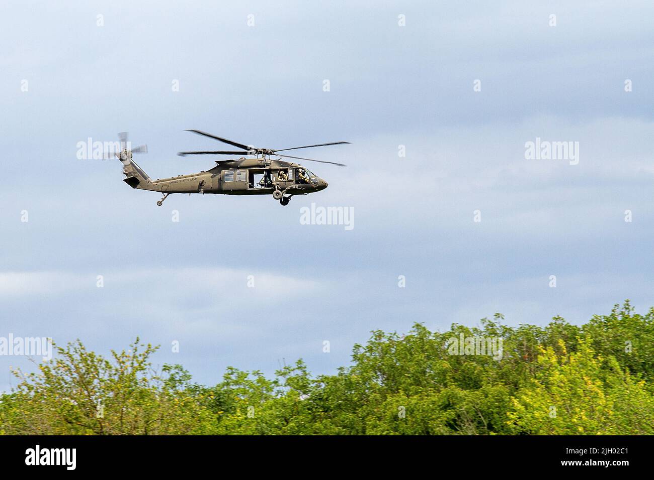 BABADAG TRAINING AREA, Romania-- Un UH-60m Black Hawk di 3-227 AHB vola in volo durante la formazione di recupero del personale con il Regno Unito 140th Expeditionary Air Wing, 12 luglio 2022. Una formazione regolare di interoperabilità con i partner e gli alleati della NATO crea fiducia e prontezza, aumentando la capacità di deterrenza e difesa. (STATI UNITI Esercito foto di Capt. Taylor Criswell) Foto Stock