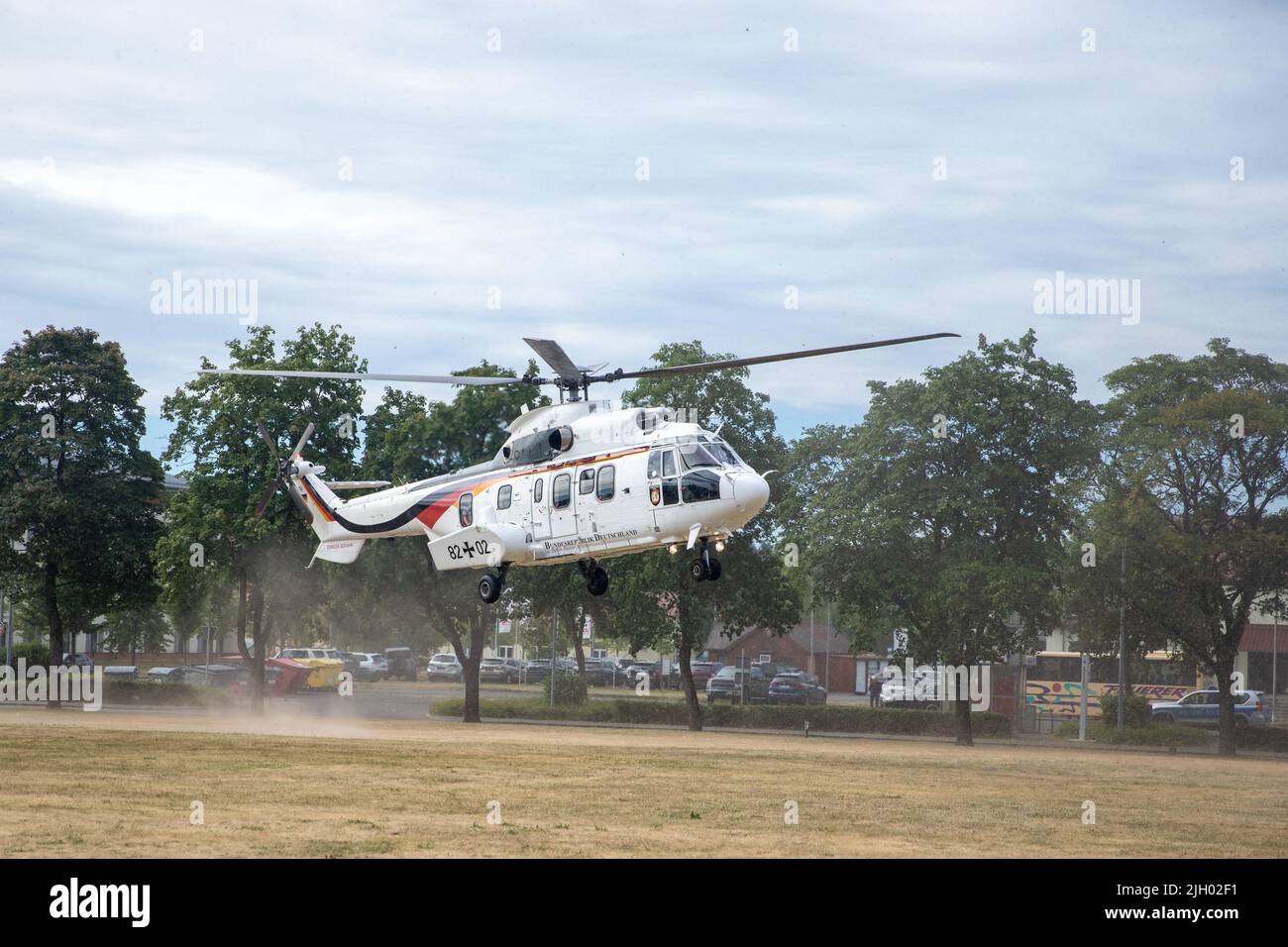 Il presidente federale tedesco Frank-Walter Steinmeier atterra all'area di addestramento Grafenwoehr del 7th del comando di addestramento dell'esercito 13 luglio 2022. Steinmeier si è recato in visita per ringraziare le truppe statunitensi per il loro contributo alla libertà e alla sicurezza della Germania e dei suoi alleati NATO in Europa, e ha reso omaggio all'importanza della partnership transatlantica tra gli Stati Uniti e la Germania. (STATI UNITI Esercito foto di SPC. Adrian Greenwood) Foto Stock