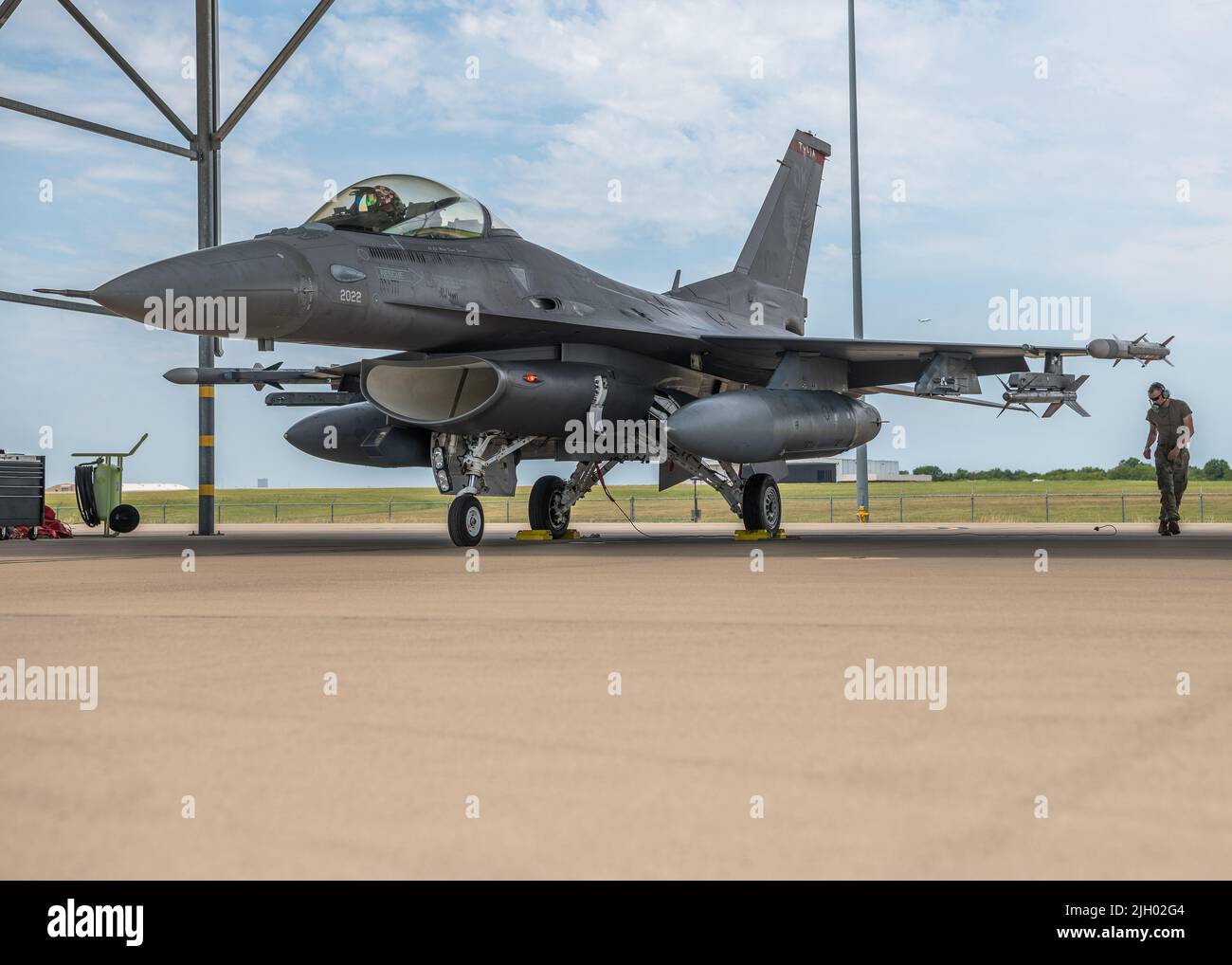 Michael Scorsone, 125th Fighter Squadron, 138th Fighter Wing, completa 3.000 ore di volo F-16, 3 giugno 2022, presso la base della Guardia Nazionale aerea di Tulsa, OKL. Scorsone ha servito nella Guardia Nazionale aerea dell'Oklahoma per 22 anni e ha oltre 500 ore di tempo di combattimento nel F-16. (Oklahoma Air National Guard foto di Master Sgt. C.T. Michael) Foto Stock