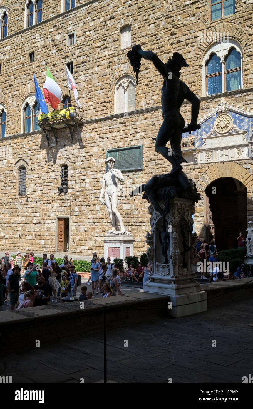 Perseus di Benvenuto Cellini con David Staue in background Loggia dei Lanzi Piazza della Signoria Firenze Italia Foto Stock