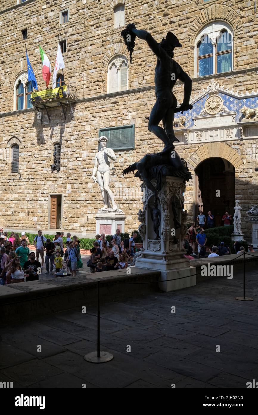 Perseus di Benvenuto Cellini con David Staue in background Loggia dei Lanzi Piazza della Signoria Firenze Italia Foto Stock