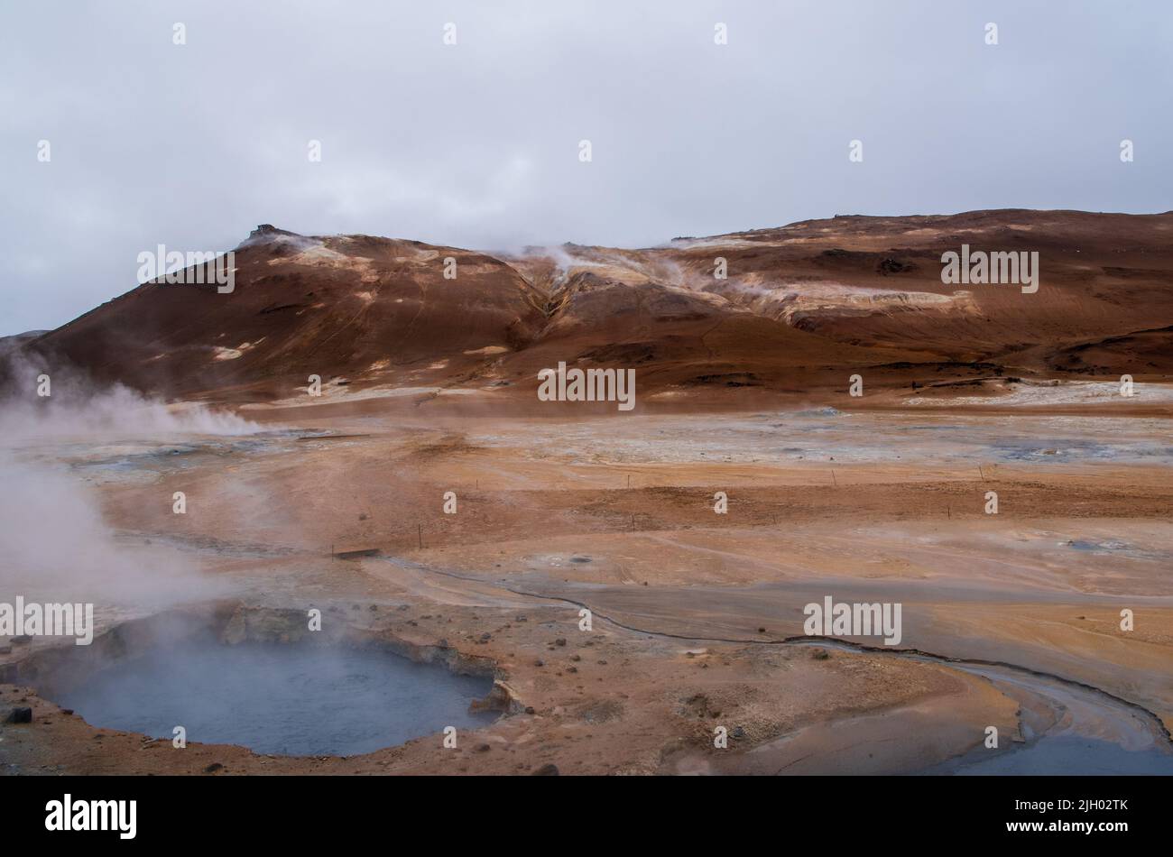 Hverir è una delle aree geotermiche più attive in tutta l'Islanda. Conosciuta anche come Hverarönd, questa regione si distingue per i suoi paesaggi color ocra Foto Stock