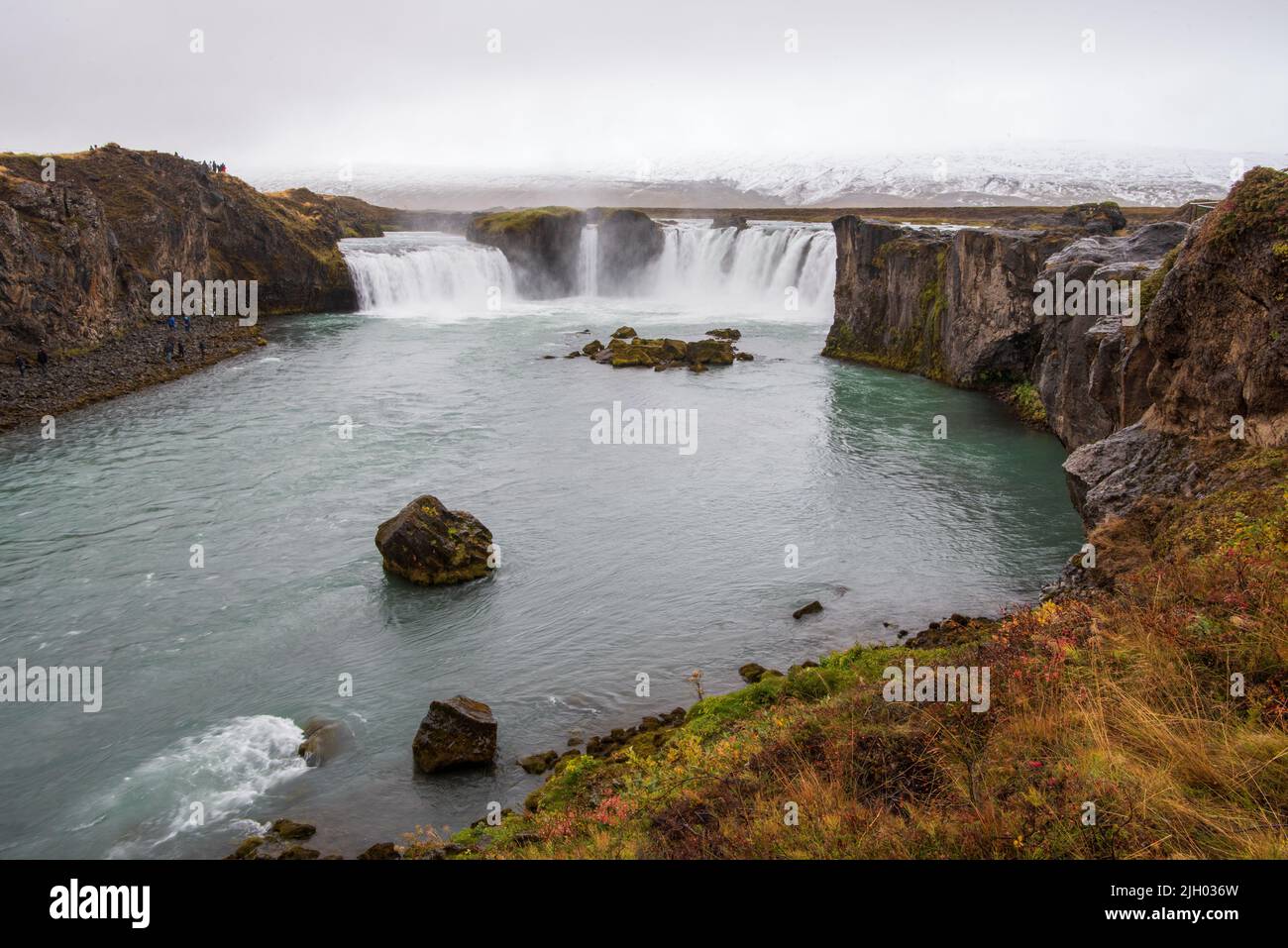 Goðafoss è una cascata nel nord dell'Islanda. Si trova lungo la tangenziale principale del paese all'incrocio con la strada statale Sprengisandur. Th Foto Stock