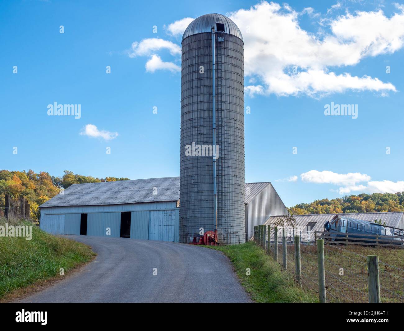 Grano Silo che è vicino a una strada di ghiaia in Virginia rurale Foto Stock