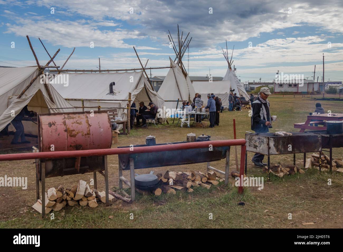 Preparandosi per una festa di comunità nella comunità indigena settentrionale di Deline, territori nordoccidentali, Canada Foto Stock