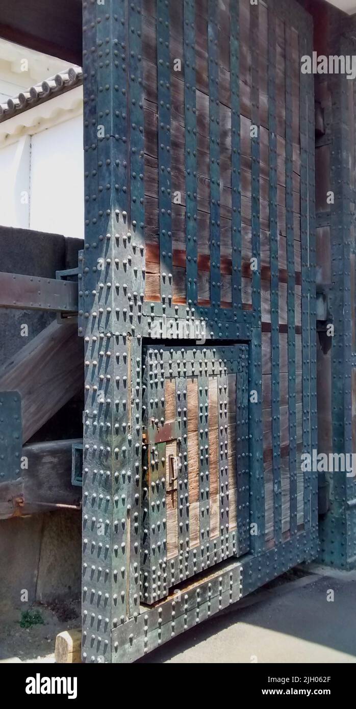 Pesante porta blindata all'ingresso del Palazzo Imperiale nel centro di Tokyo, Giappone Foto Stock