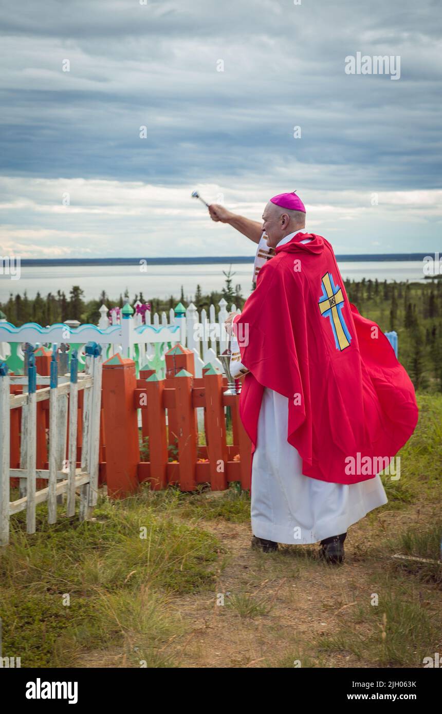Mark Hagemoen, Vescovo cattolico romano, che benedice il cimitero nella comunità indigena settentrionale di Deline, territori nordoccidentali, Canada Foto Stock