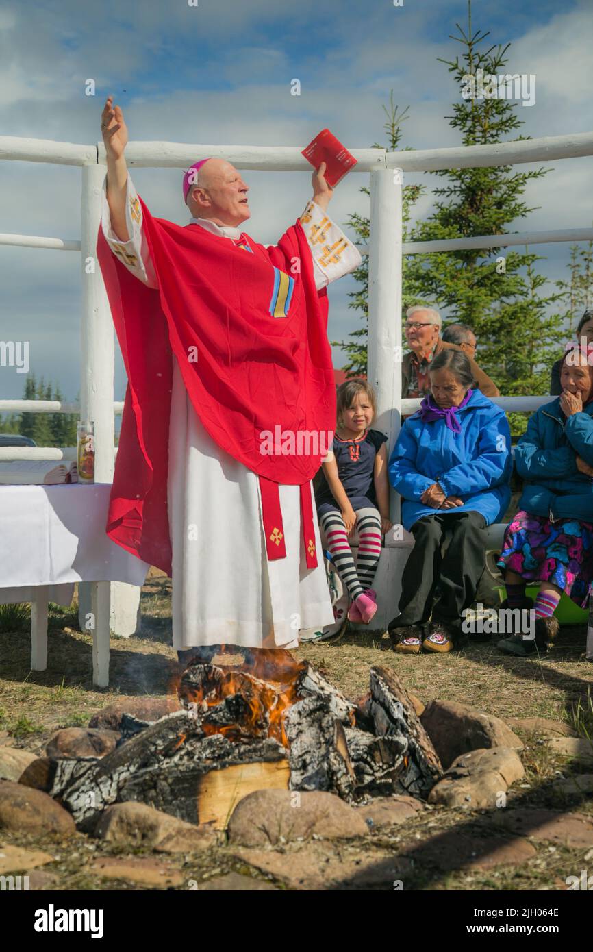 Mark Hagemoen, Vescovo cattolico romano, predica e benedice la comunità indigena settentrionale di Deline, territori nordoccidentali, Canada Foto Stock