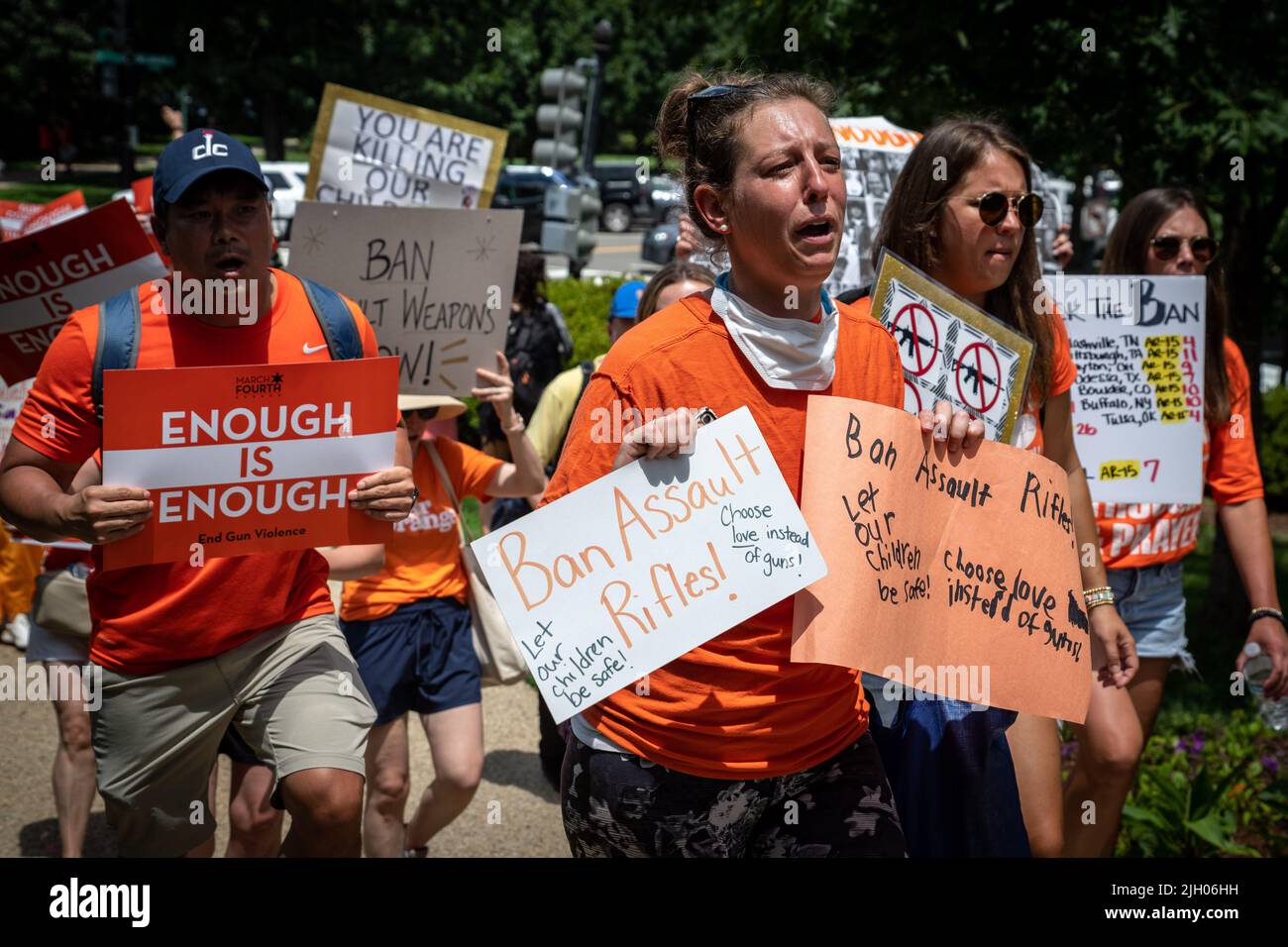 I sostenitori del controllo delle armi marciano presso gli uffici del Senato degli Stati Uniti a Washington, DC il 13 luglio 2022. Famiglie di vittime nell'Highland Park, Illinois, e Uvalde, Texas, sparatorie marciarono attraverso Capitol Hill chiedendo al Congresso di imporre controlli universali di fondo per gli acquisti di armi da fuoco e vietare le armi d'assalto. (Foto di Alejandro Alvarez/Sipa USA) Credit: Sipa USA/Alamy Live News Foto Stock