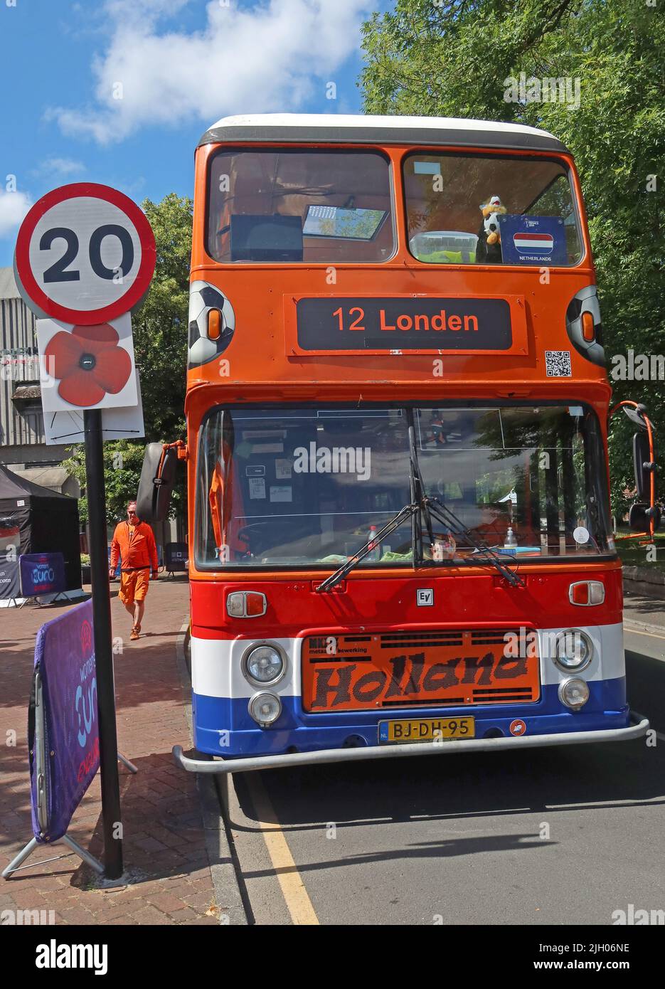 OranjeFans Holland Orange Womens football tour bus a Leigh, vicino a Wigan, 12 destinazione Londen, BJ-DH-95 Foto Stock