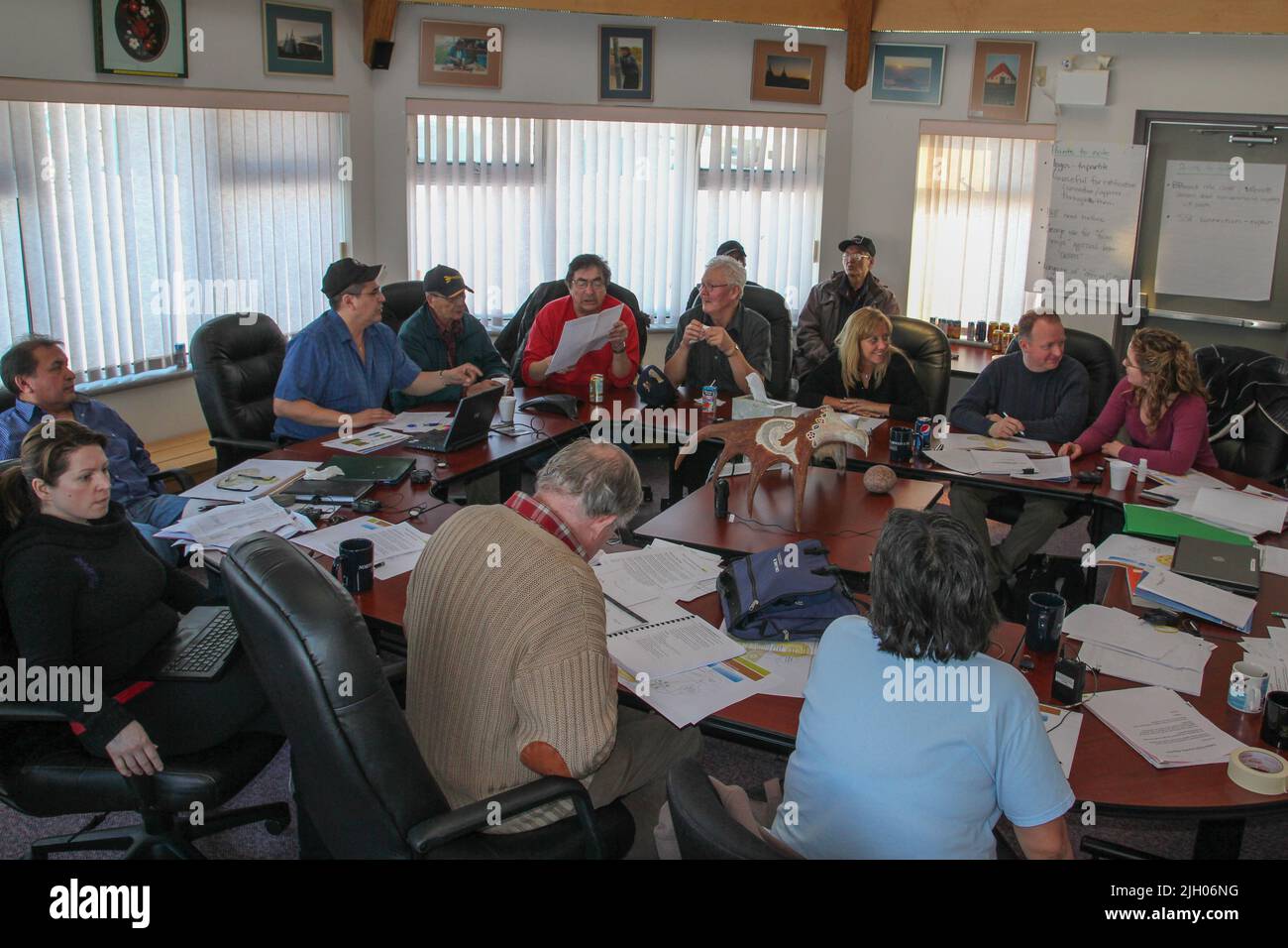 Parti negoziali dell'accordo di autogoverno di Deline, il primo autogoverno pubblico aborigeno basato sulla comunità in Canada. Foto Stock