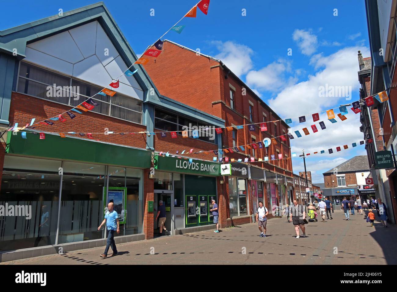 Centro di Leigh, Lloyds Bank, 28-30 Ellesmere St, Spinning Gate, Leigh, Lancashire, Inghilterra, Regno Unito, WN7 4PG Foto Stock
