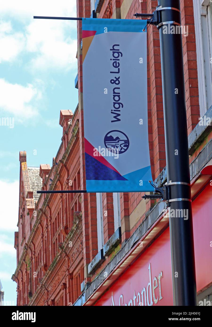 Banner nel centro di Leigh, Wigan e Leigh council, 62/64 Bradshawgate, Leigh, Lancashire, Inghilterra, REGNO UNITO, WN7 4LA Foto Stock