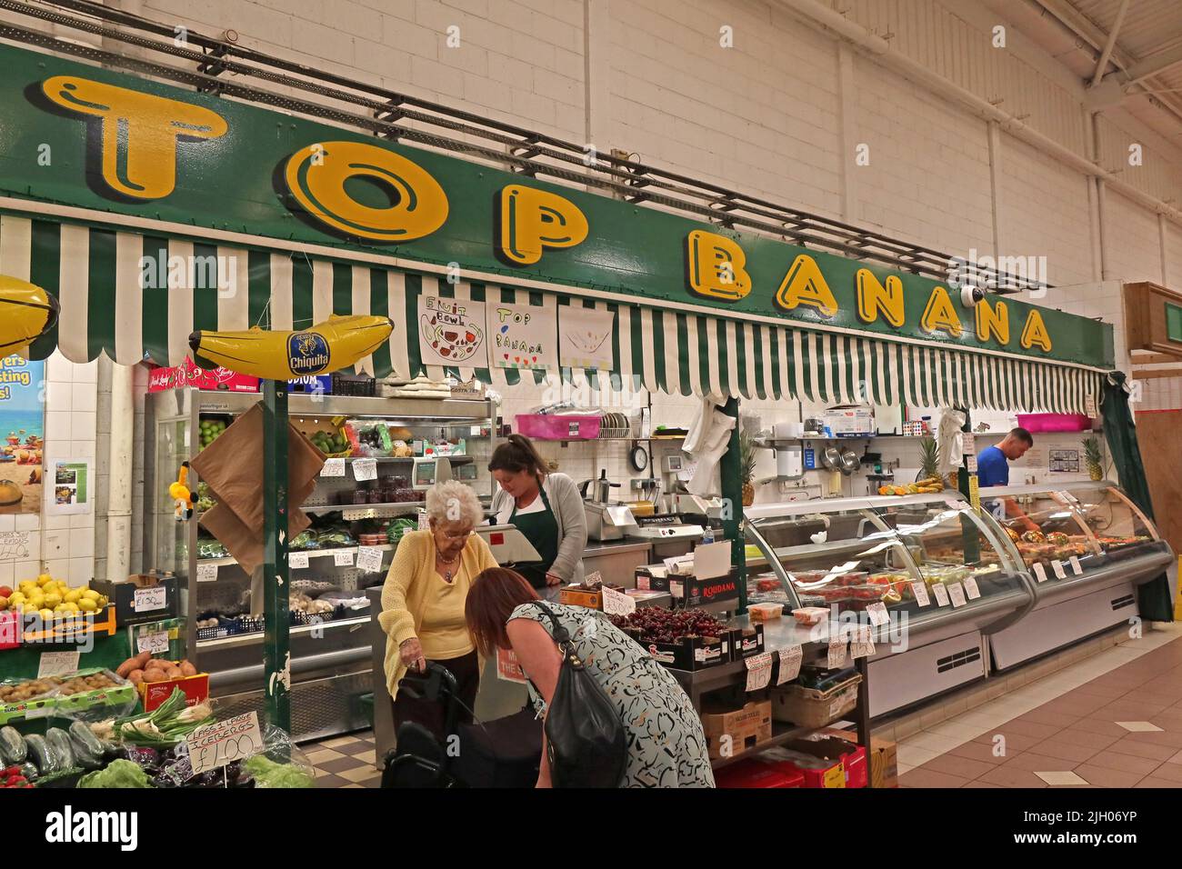 Top Banana, Fruit & Veg Stall a Leigh coperta mercato Hall, gas St, Leigh, Lancashire, Inghilterra, REGNO UNITO, WN7 4PG Foto Stock