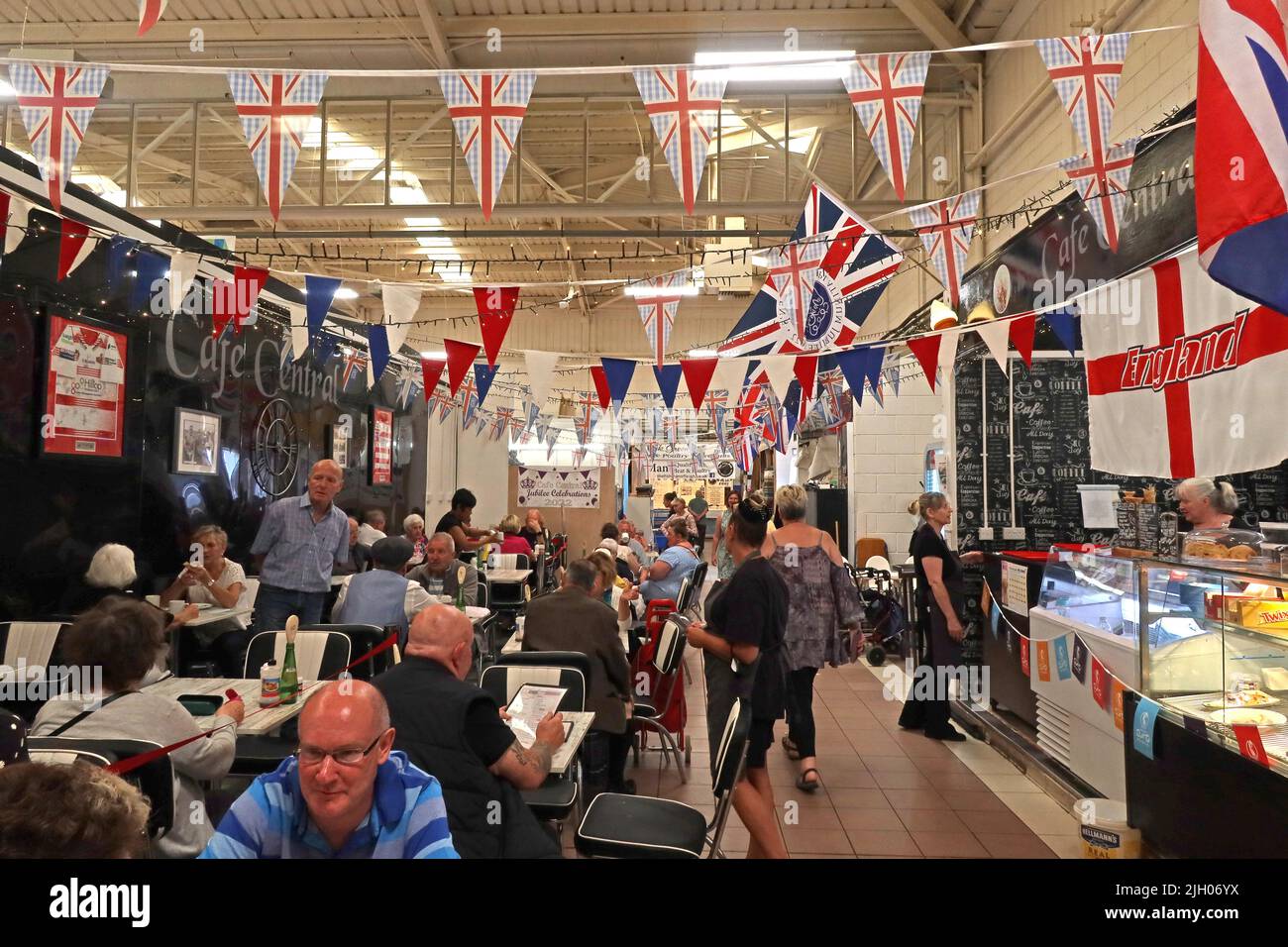 Cafe Central a Leigh mercato coperto con bandiere / bunting, gas St, Leigh, Lancashire, Inghilterra, REGNO UNITO, WN7 4PG Foto Stock