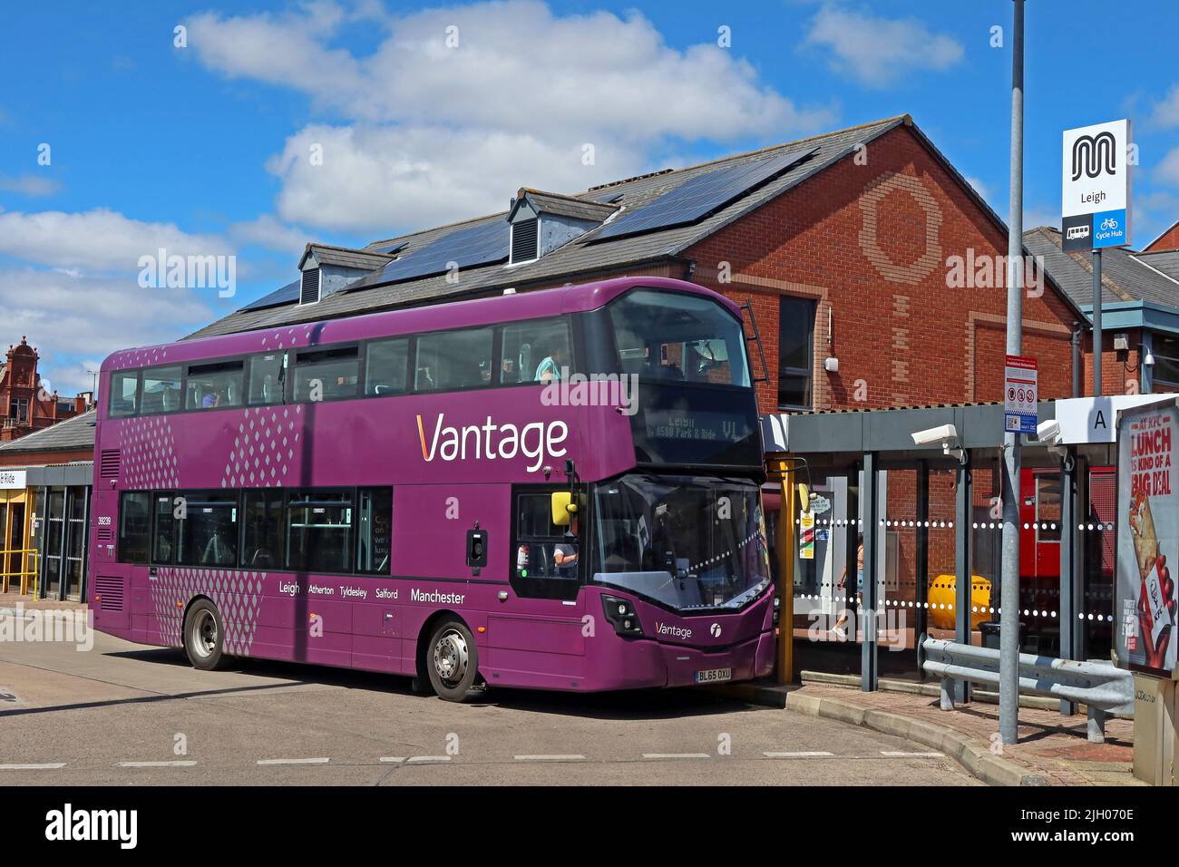 Stazione degli autobus di Leigh Vantage V1 servizio di autobus guidato per Manchester. Alla stazione degli autobus di Leigh, King Street, Leigh, Greater Manchester, Inghilterra, REGNO UNITO, WN7 4LP Foto Stock