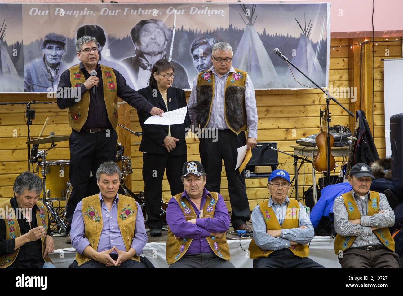 Deline Self-government Chief negoziator Danny Gaudet annuncia i risultati del voto finale di ratifica dell'accordo di autogoverno di Deline. Foto Stock