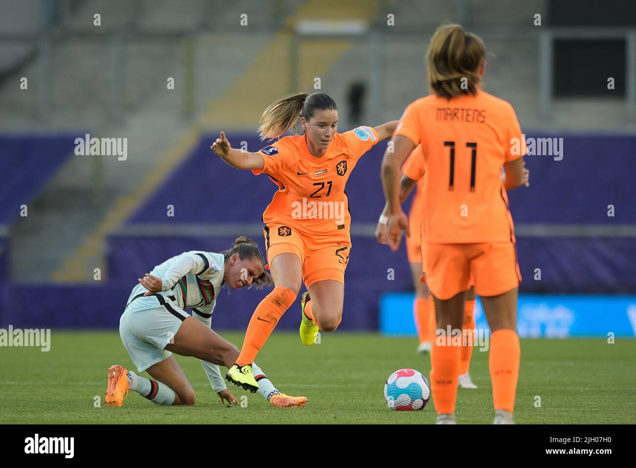 Leigh Sports Village, Wigan, Inghilterra, 13th luglio 2022, : Football europeo femminile, Paesi Bassi contro Portogallo: Tatiana Pinto portoghese affronta Damaris Egurrola dei Paesi Bassi Foto Stock