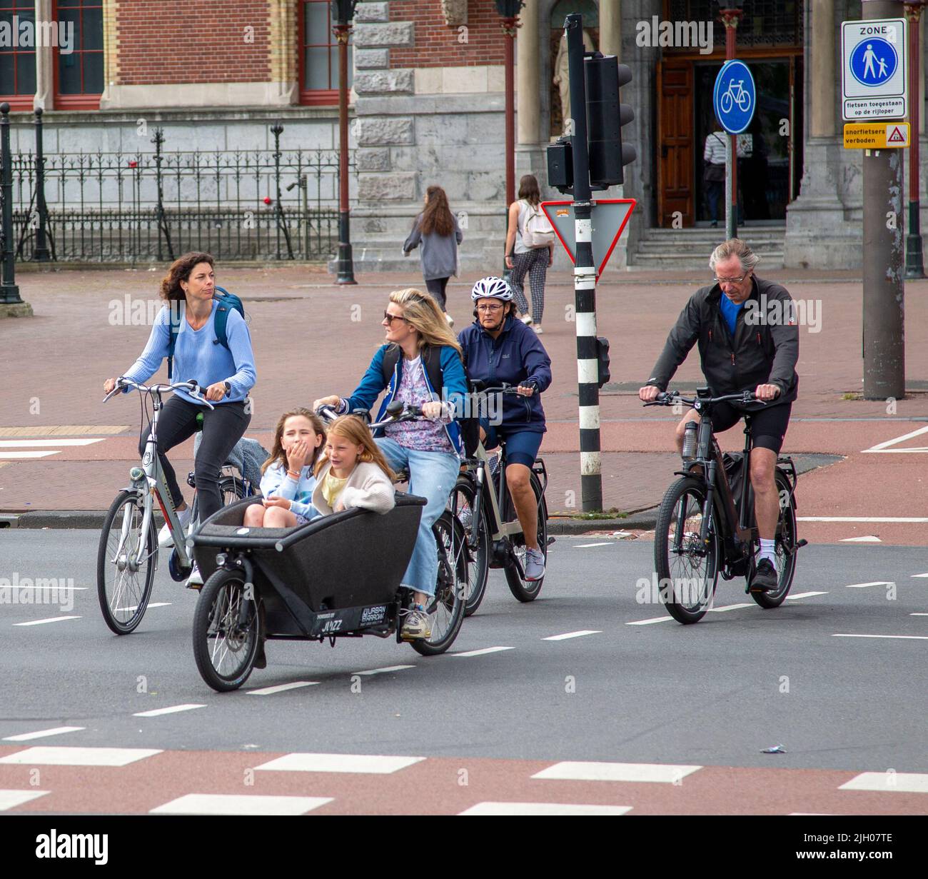 Ciclisti sulla strada ad Amsterdam Foto Stock
