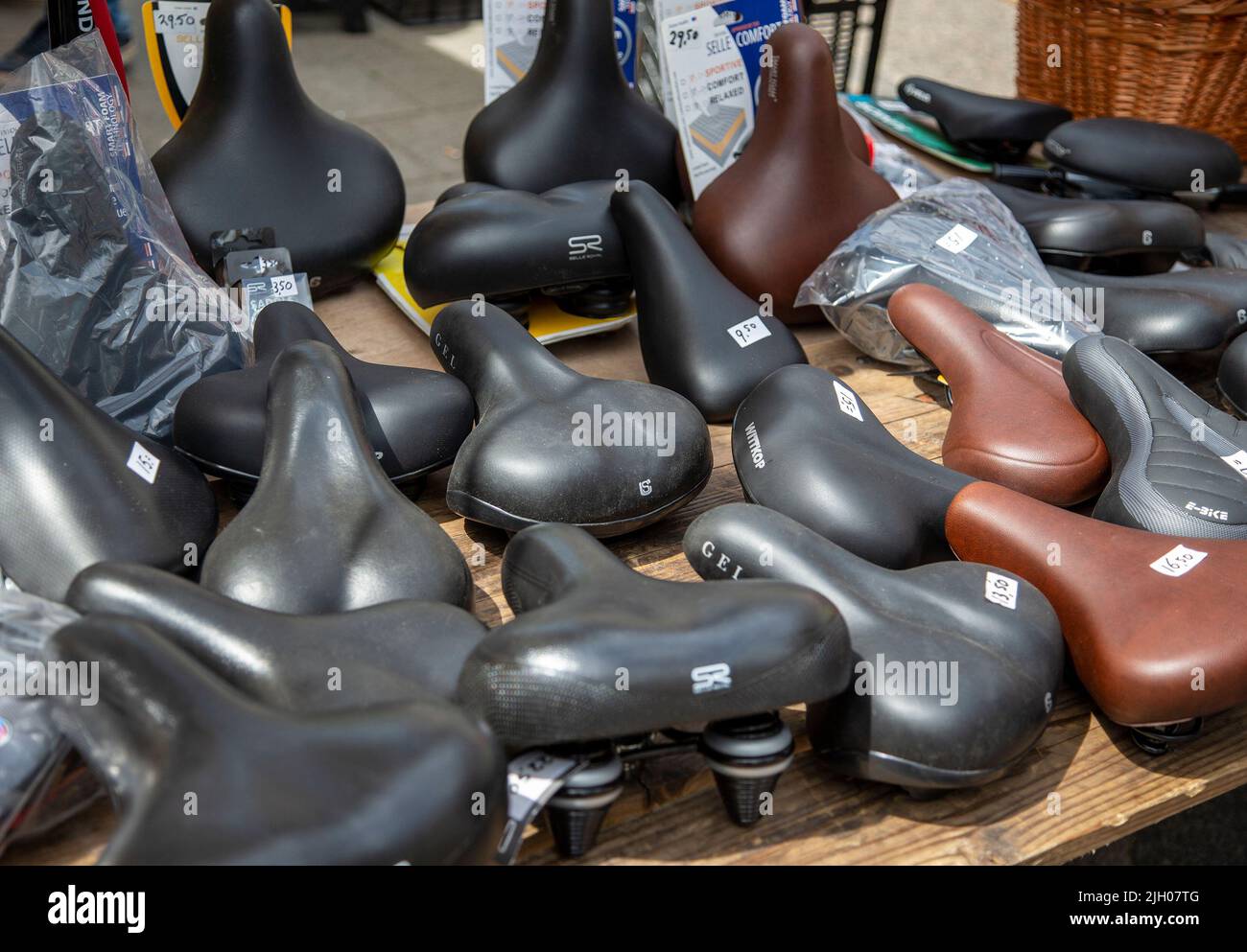 Sedili per biciclette in vendita presso un mercato stradale ad Amsterdam Foto Stock