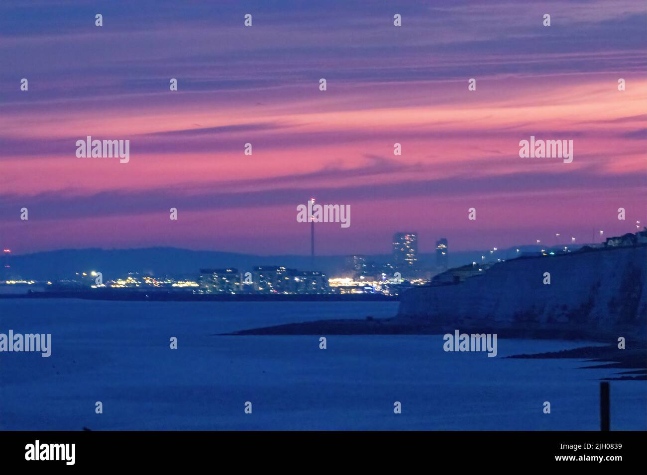 Brighton, UK, 13th luglio 2022, Tramonto preso dalla cima della scogliera 6 miglia ad est di Brighton 13th luglio 2022 Foto Stock