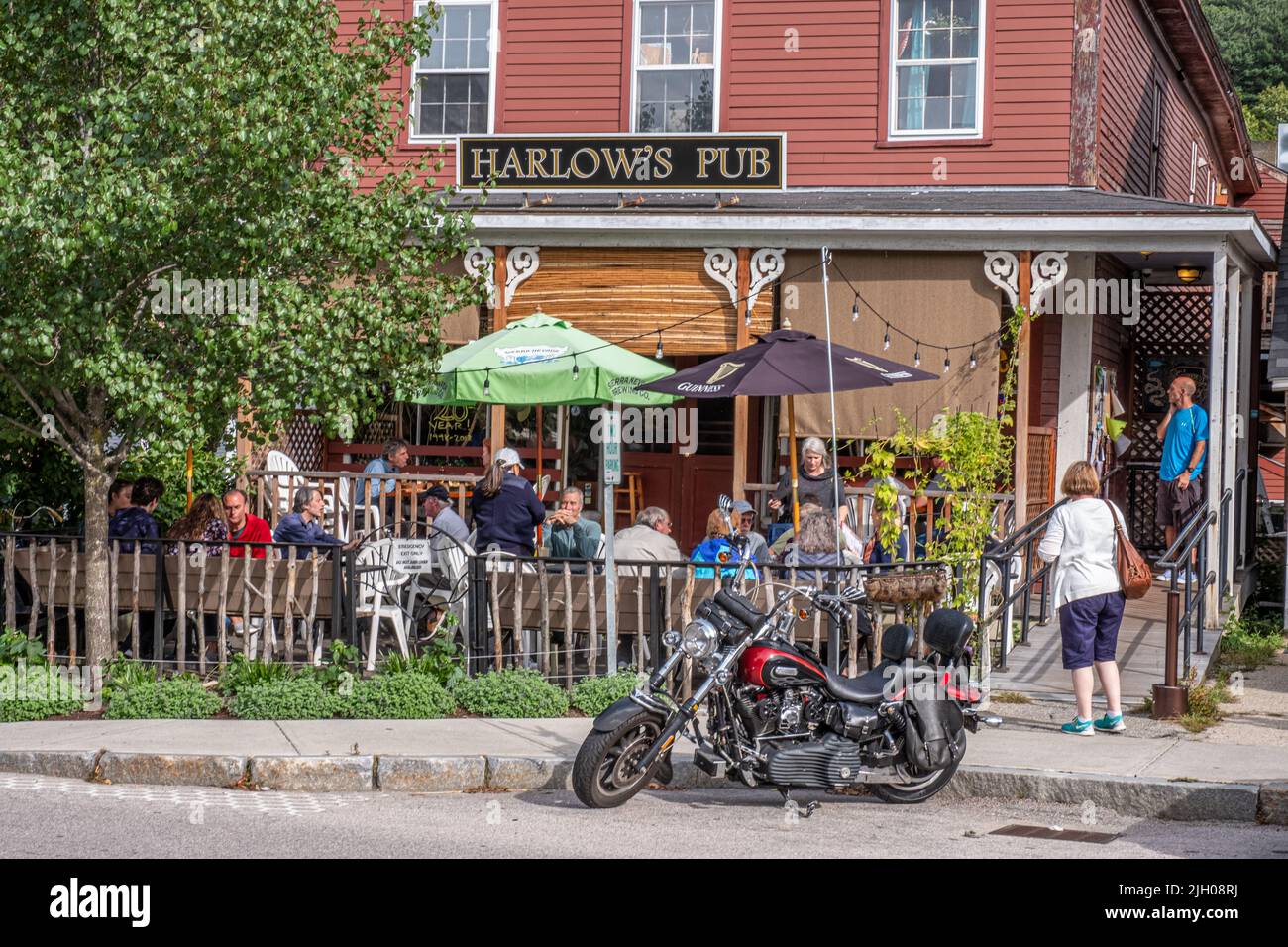 I clienti potranno godersi la giornata all'aperto all'Harlow's Pub di Peterborough, New Hampshire Foto Stock