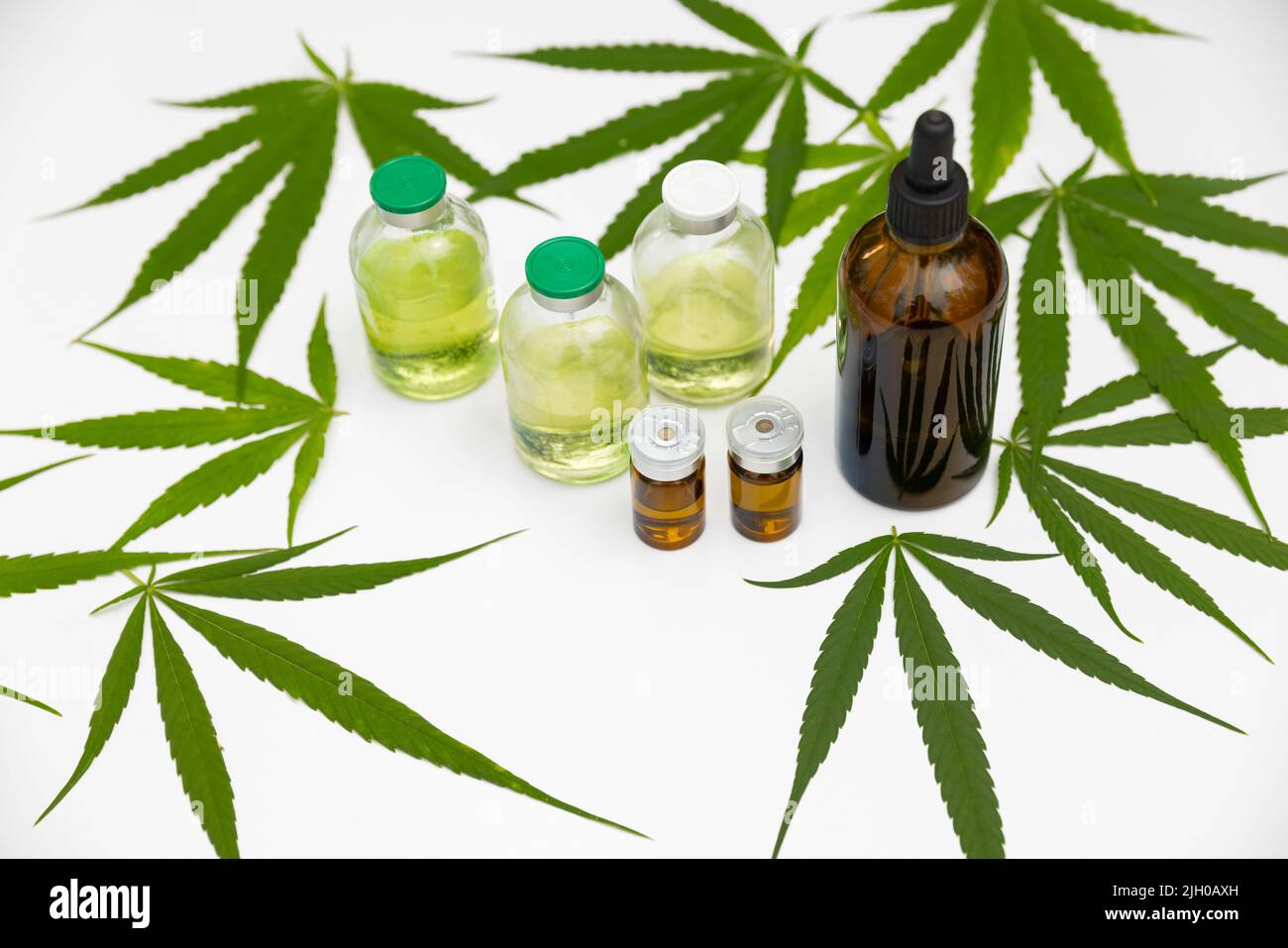 CBD olio di canapa e foglie di canapa su sfondo bianco per il trattamento delle erbe, medicina alternativa. Foto Stock
