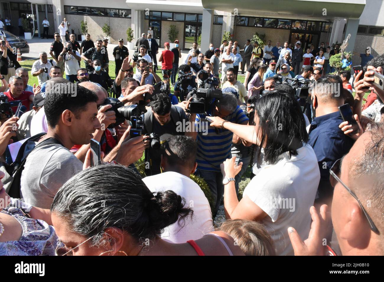 Tunisi, Tunisia. 13th luglio 2022. Ons Jabeur, tennista tunisino, parla ai media al suo ritorno nella capitale di Tunisi da Wimbledon, affidandosi come 'orgoglio della nazione' e 'ambasciatore della felicità', i tunisini sono rimasti affascinati dalla stella tennista Ons Jabeur, celebrando la sua presenza nella prestigiosa finale di Wimbledon nonostante la sua perdita. (Foto di Jdidi Wassim/SOPA Images/Sipa USA) Credit: Sipa USA/Alamy Live News Foto Stock