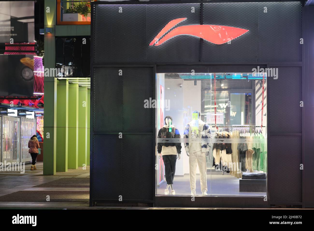 Shanghai,Cina-Febbraio 2022: Esterno negozio di abbigliamento li-ning, logo del marchio e vetrina. Marchio sportivo cinese Foto Stock