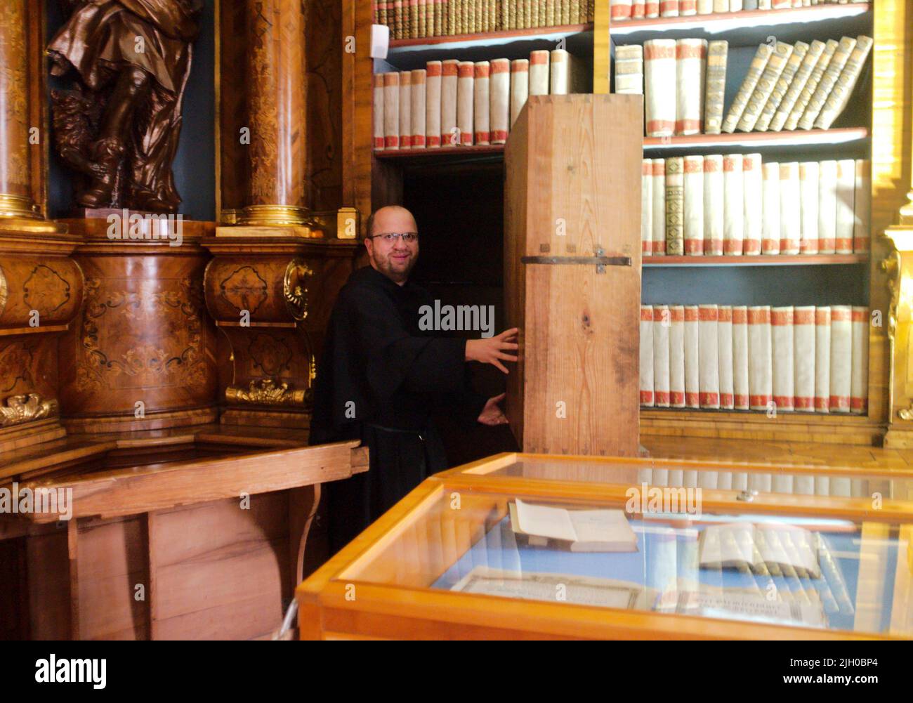 PRODUZIONE - 24 giugno 2022, Repubblica Ceca, Brünn: Padre Jozef Rzonca apre una porta segreta nella biblioteca del monastero agostiniano di Brno, Repubblica Ceca. Fu in questo ambiente intellettuale che il monaco e botanico Gregor Johann Mendel visse e lavorò. Mendel avrebbe avuto 200 anni il 20 luglio 2022. Foto: Michael Heitmann/dpa Foto Stock