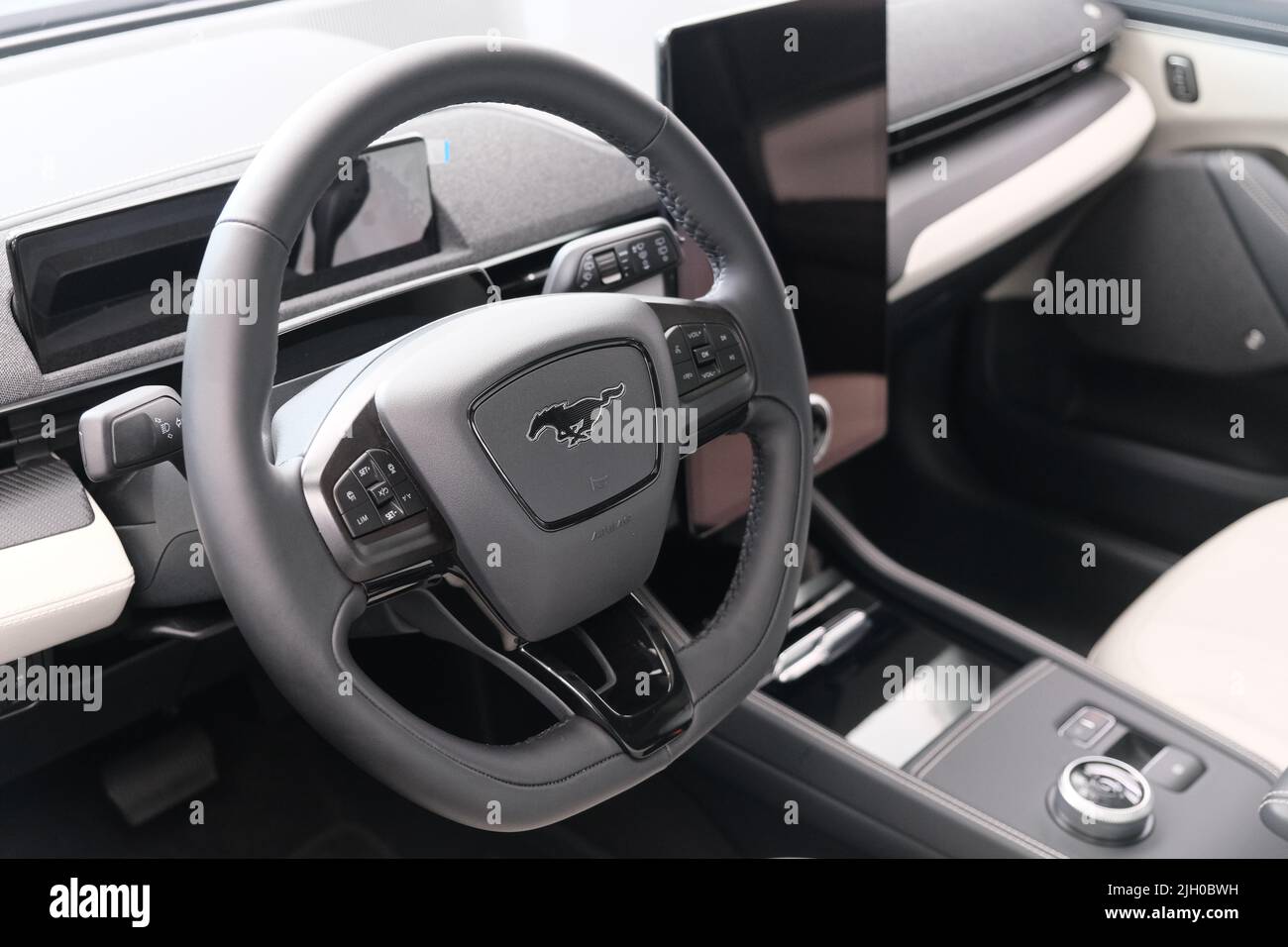 Shanghai, Cina-Giugno 4th 2022: Interno della Ford Mustang Mach-e auto. suv elettrica da Ford Foto Stock