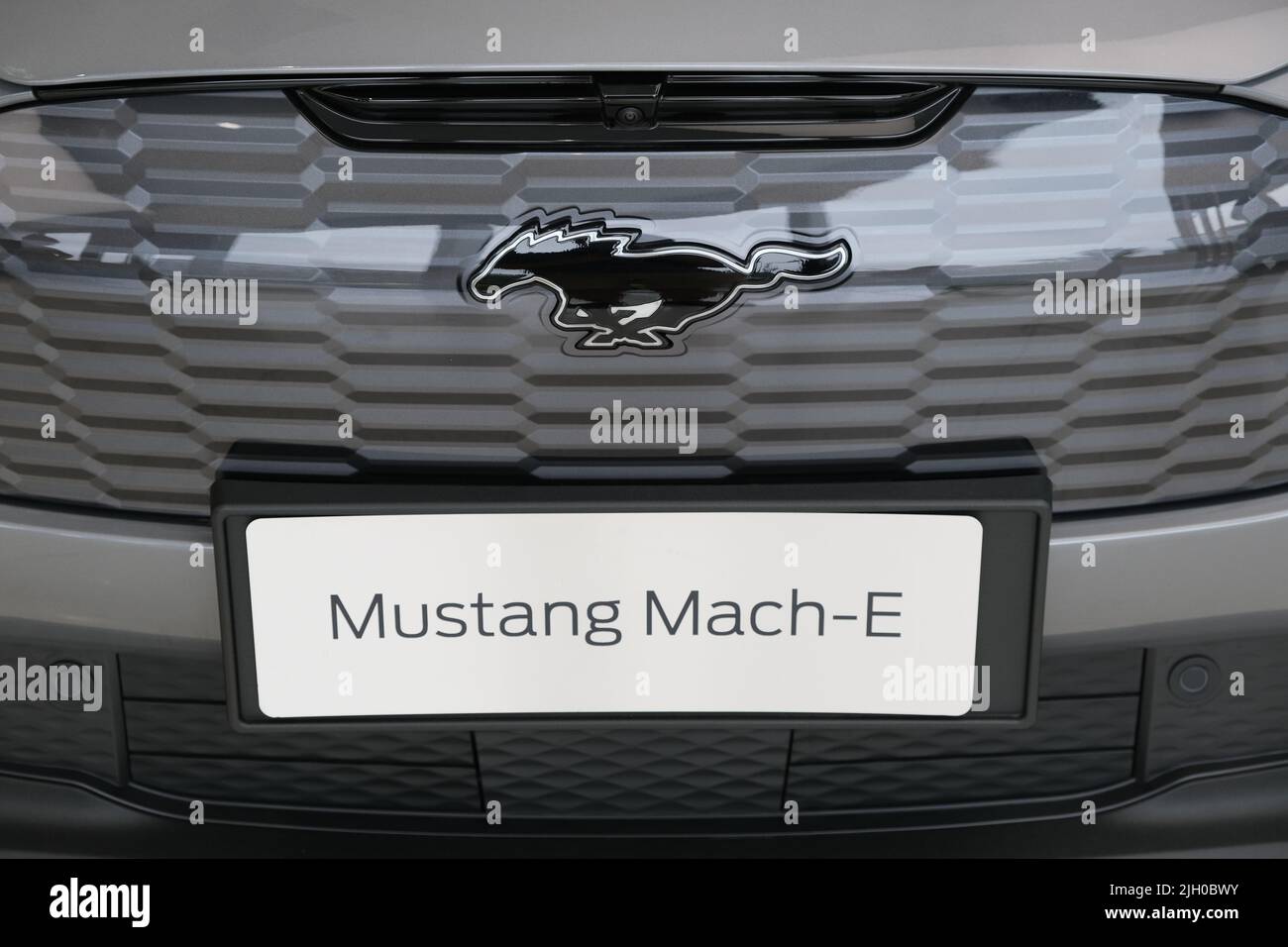 Shanghai, Cina-Giugno 4th 2022: Primo piano Ford Mustang Mach-e logo auto e nome. Un'auto elettrica SUV di Ford Foto Stock