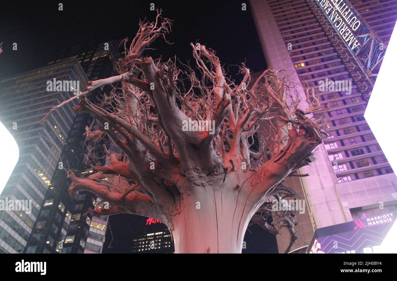13 luglio 2022, New York, USA: (NUOVO) sette alberi di gomma svedese del primo progetto di arte pubblica di Charles GainesÃ¢â‚¬â„¢a Times Square. 13 luglio 2022, New York, USA: Il manifesto americano è il primo progetto di arte pubblica di Charles GainesÃ¢â‚¬â„¢che si dispiega in tre parti nel corso di due anni attraverso tre siti Ã¢â‚¬' Times Square, Governors Island, e le rive del fiume Ohio a Cincinnati. Caratterizzato da opere scultoree di grandi dimensioni e performance, il manifesto americano racconta la complicata storia di oltre 400 anni di insediamento degli Stati Uniti, concentrandosi sulle fondamenta del countryÃ¢â‚¬â„¢ Foto Stock