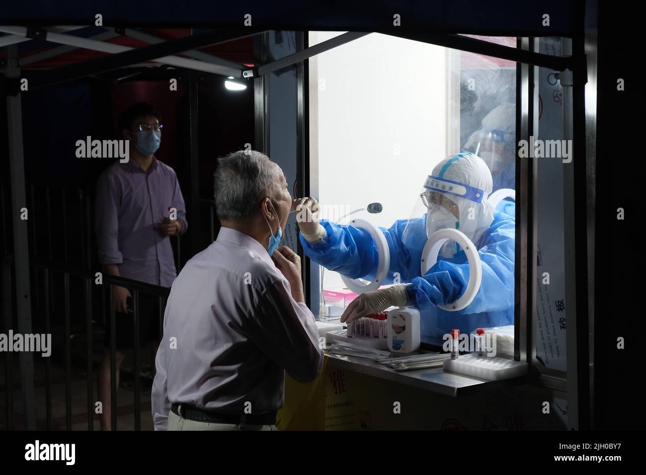 Shanghai,Cina-Maggio 30th 2022: Gli anziani cinesi ricevono il test Covid-19 presso la stazione di test PCR permanente. La Cina costruisce un sito di test COVID permanente Foto Stock